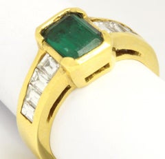 18 Karat Yellow Gold 2.48 Carat Emerald and Diamonds Bezel Band Ring