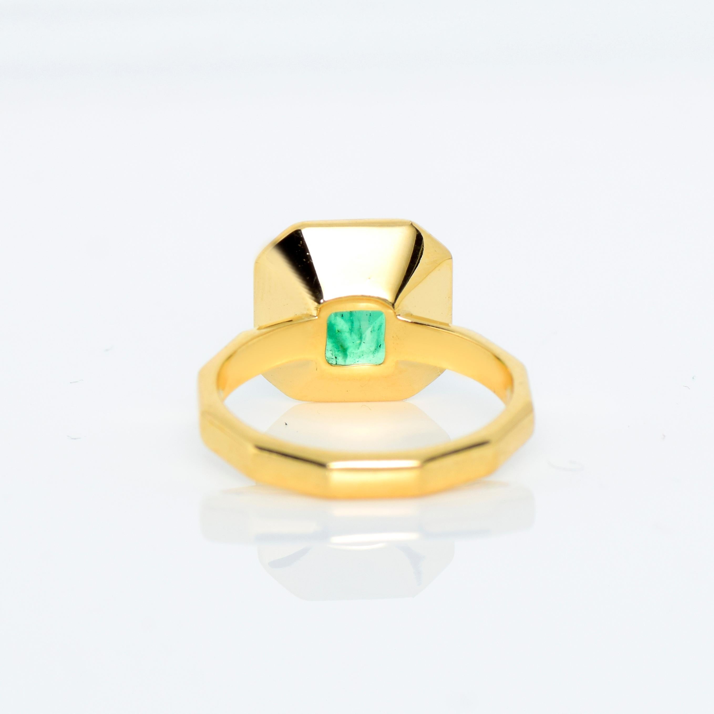 *IGI 18K Yellow Gold 2.50 Ct Natural Emerald Antique Engagement Ring For Sale 2