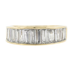 Anillo de oro amarillo de 18 quilates con diamantes talla baguette rectos engastados en canal de 2,50 quilates