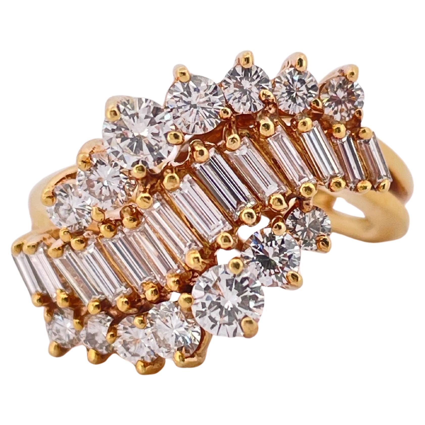Fabriquée en luxueux or jaune 18 carats, cette bague à diamant saisissante présente une opulente démonstration de brillance et de savoir-faire. Le design audacieux et imposant présente un poids total d'environ 2,50 carats de diamants, disposés de