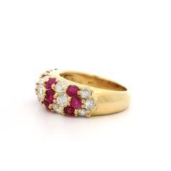 18 Karat Gelbgold 2,52 Karat runder Rubin & Diamant gewölbter Chevron-Stil Bandring