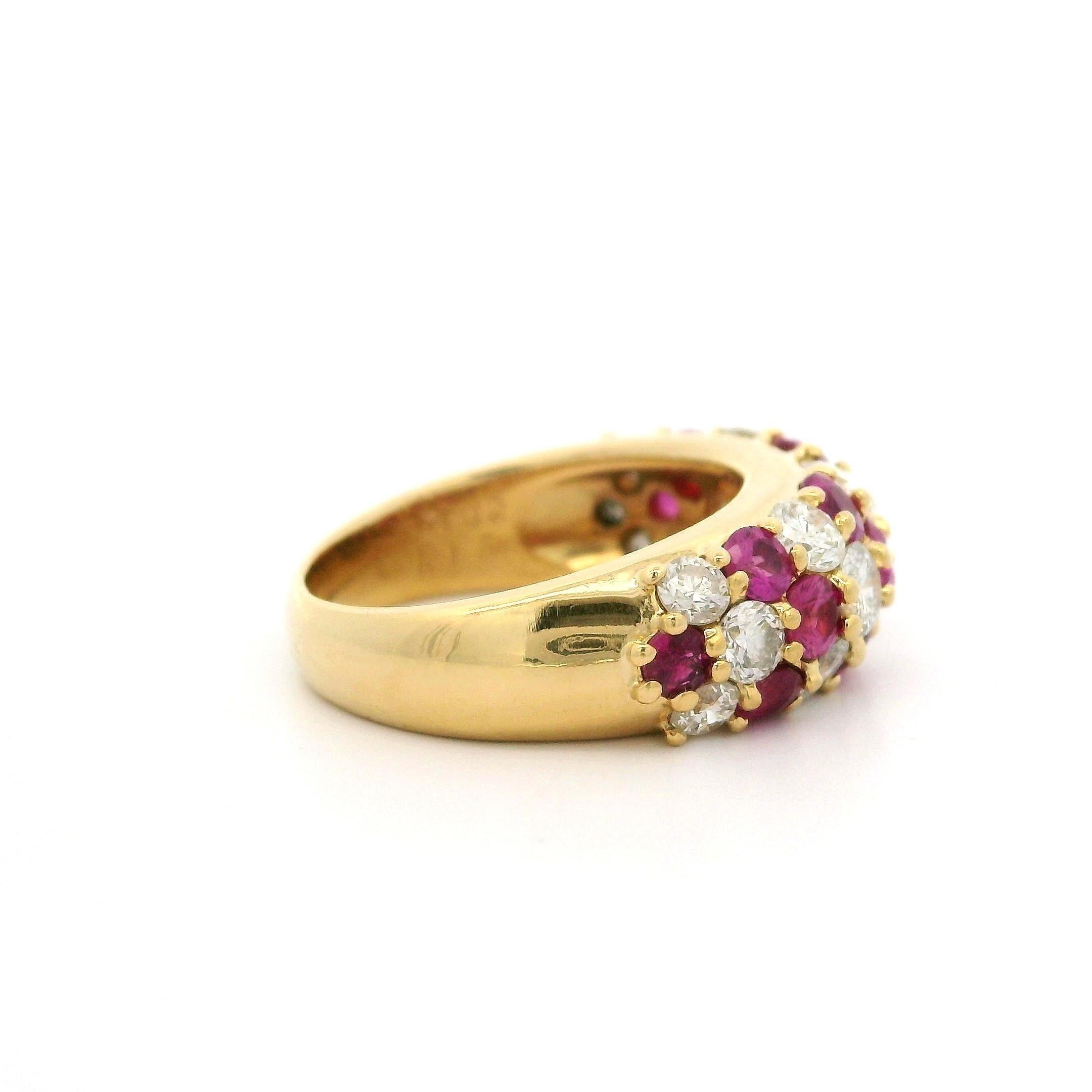 Anello in oro giallo 18k con rubino rotondo da 2,52 carati e diamanti, stile Chevron a cupola In condizioni ottime in vendita a Montclair, NJ