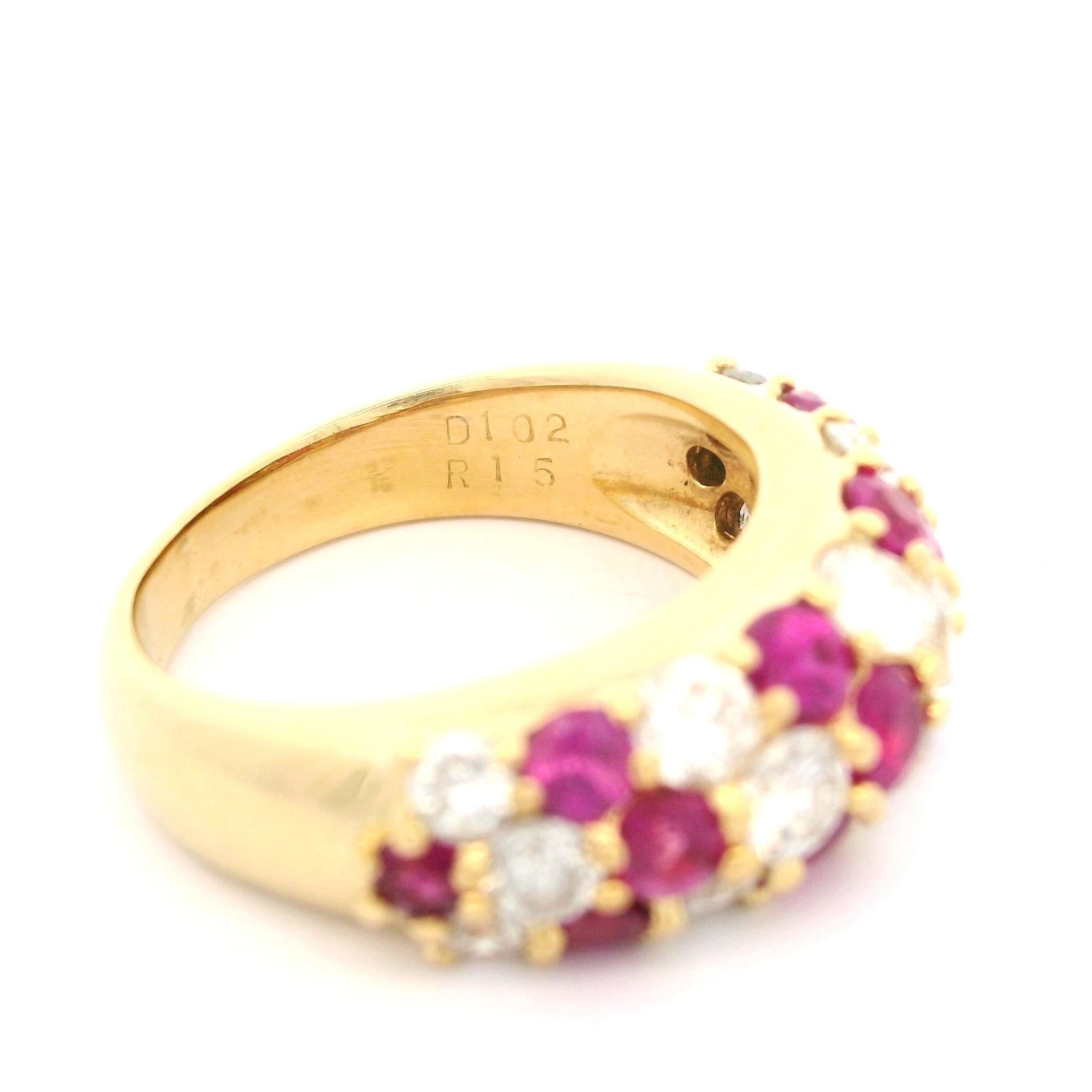 Donna Anello in oro giallo 18k con rubino rotondo da 2,52 carati e diamanti, stile Chevron a cupola in vendita
