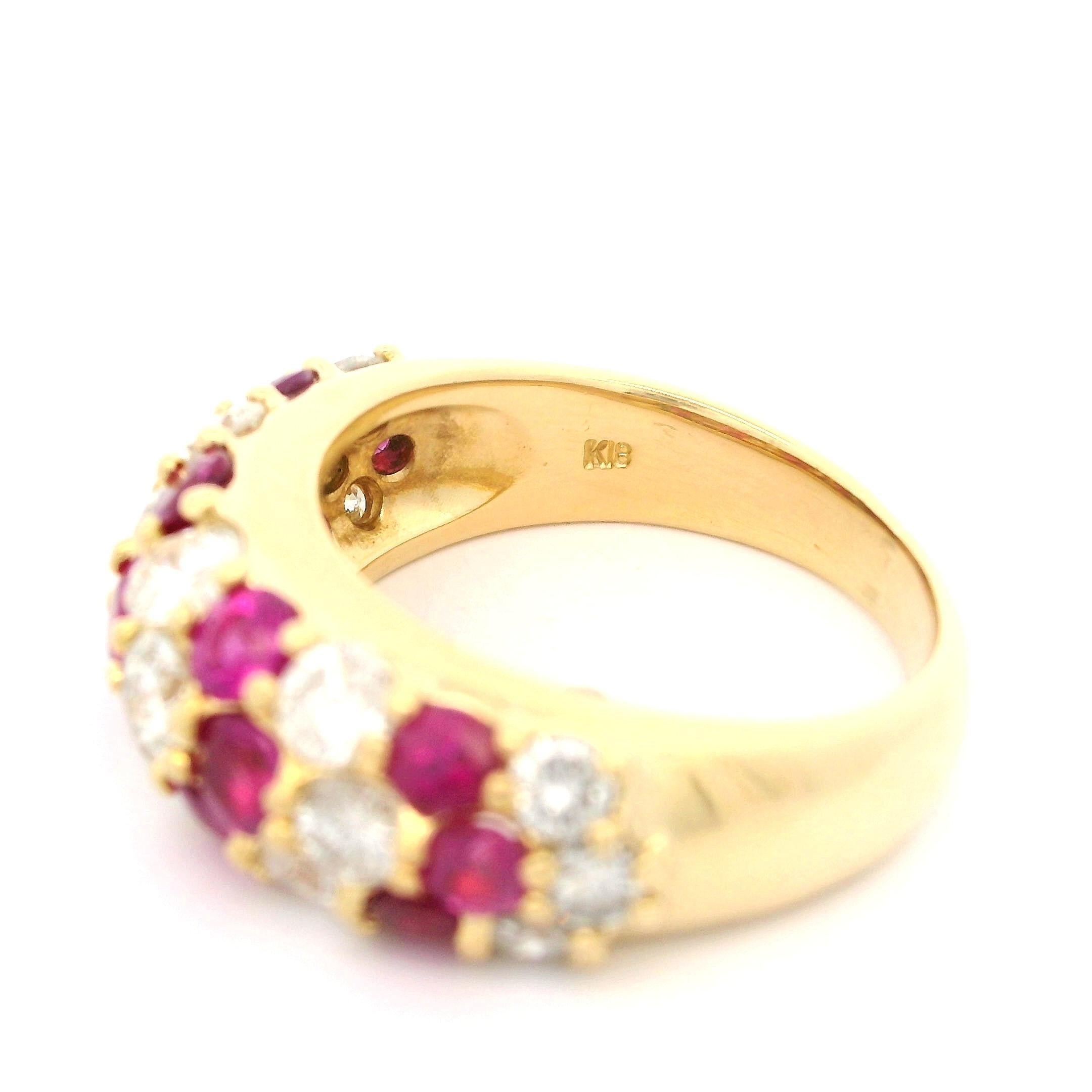 Anello in oro giallo 18k con rubino rotondo da 2,52 carati e diamanti, stile Chevron a cupola in vendita 1