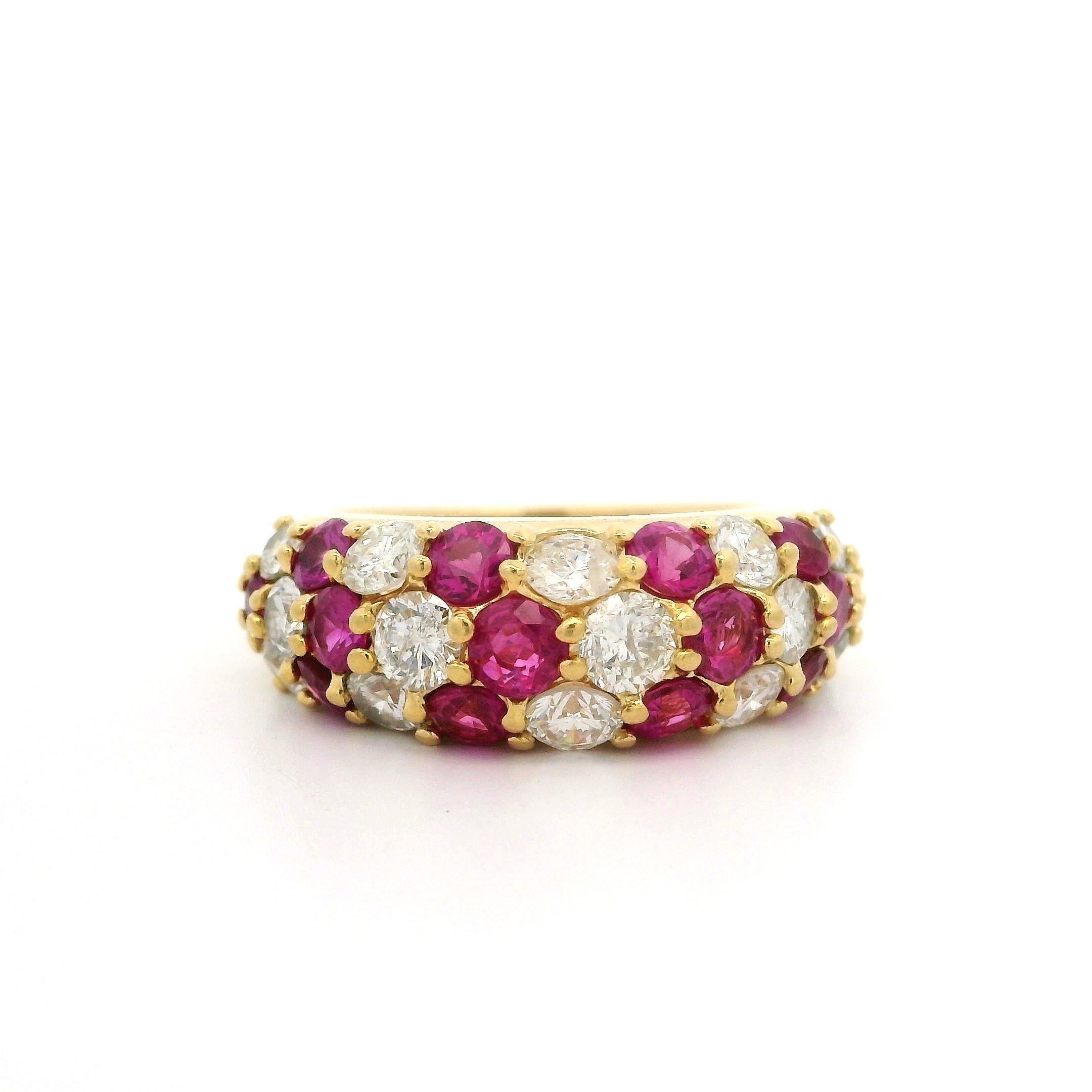 Anello in oro giallo 18k con rubino rotondo da 2,52 carati e diamanti, stile Chevron a cupola in vendita 2