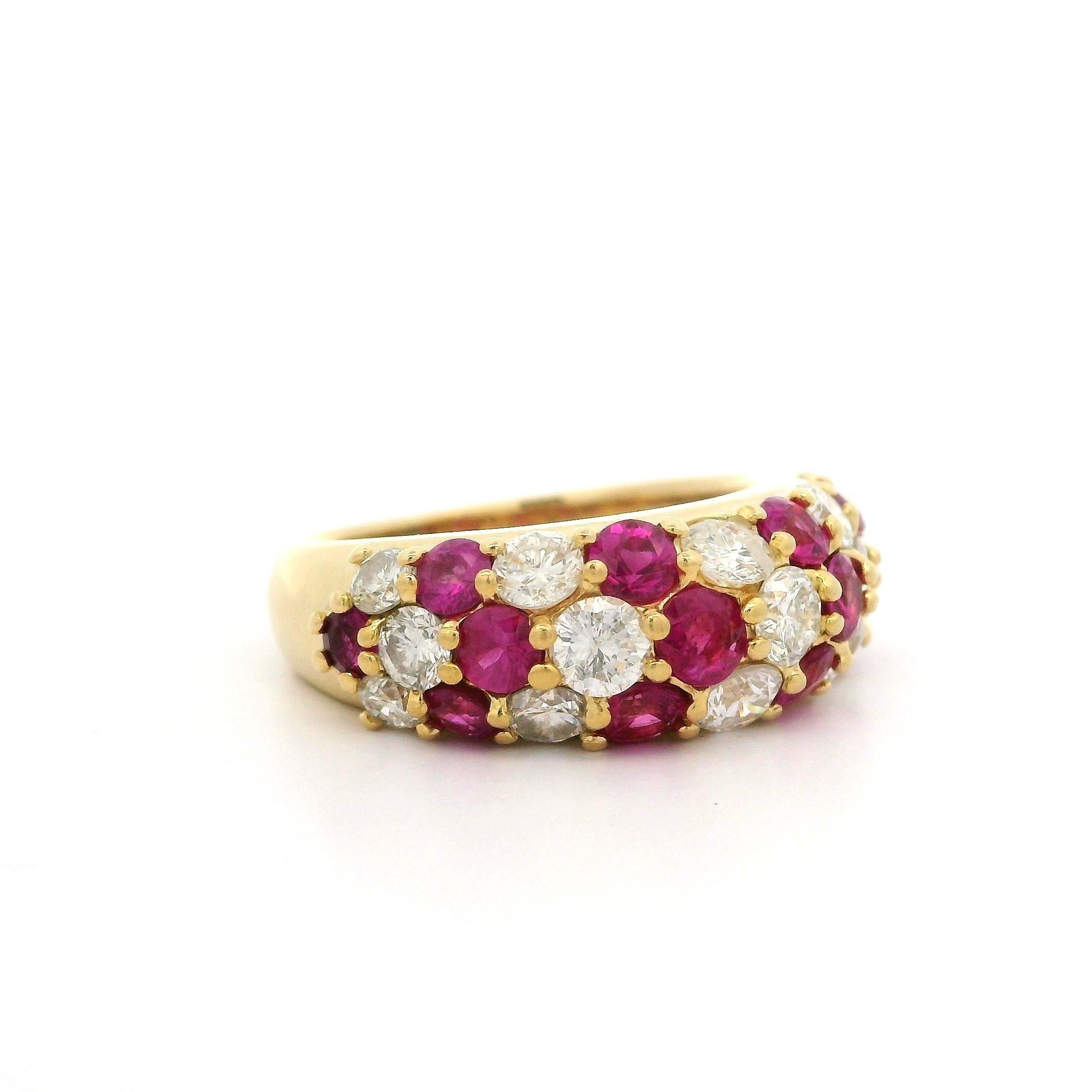 Anello in oro giallo 18k con rubino rotondo da 2,52 carati e diamanti, stile Chevron a cupola in vendita 3
