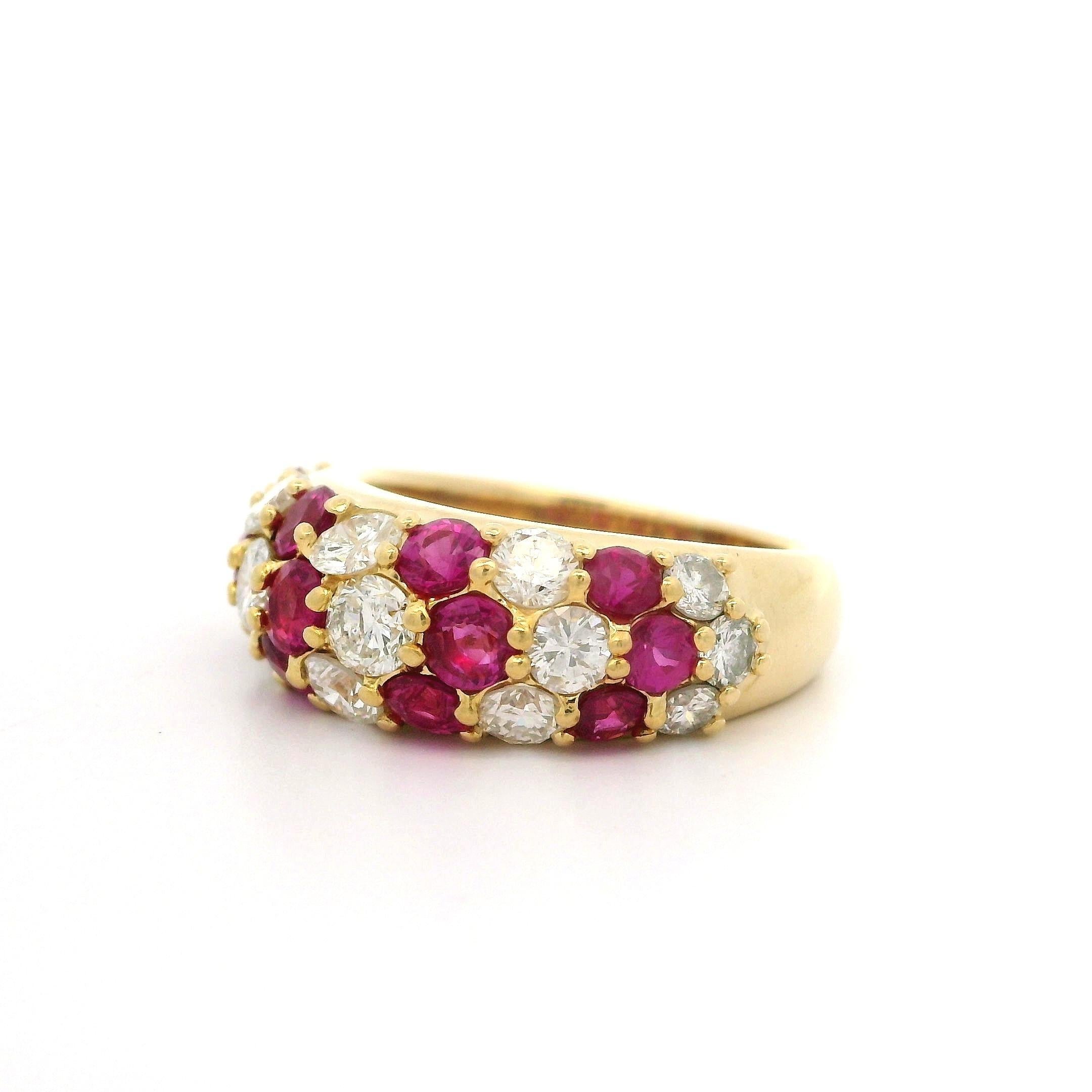 Anello in oro giallo 18k con rubino rotondo da 2,52 carati e diamanti, stile Chevron a cupola in vendita 4
