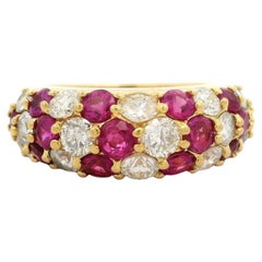 18 Karat Gelbgold 2,52 Karat runder Rubin & Diamant gewölbter Chevron-Stil Bandring