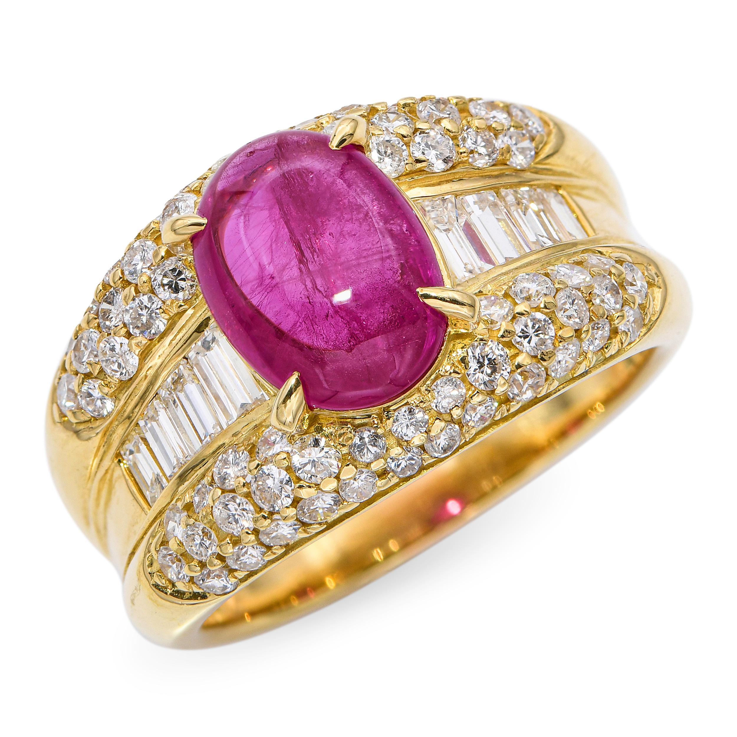 Questo anello audace e lussuoso è realizzato in ricco oro giallo 18 carati ed è centrato da un vibrante rubino cabochon, che mostra una profonda tonalità rosso-rosa con un'accattivante lucentezza interna. Il rubino è incorniciato da un'abbagliante