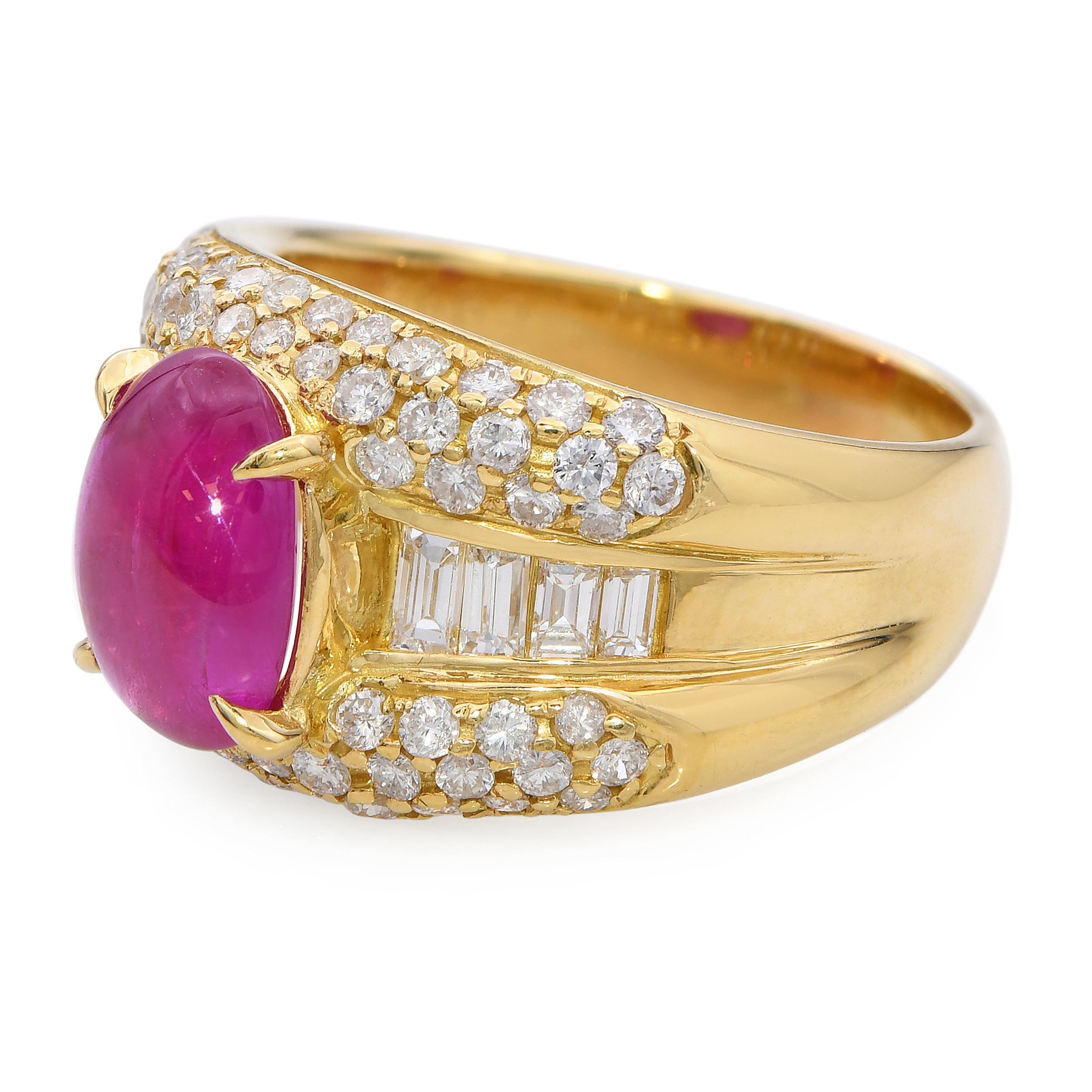 Anello con rubino cabochon e diamante in oro giallo 18 carati da 2,66 carati In condizioni buone in vendita a New York, NY