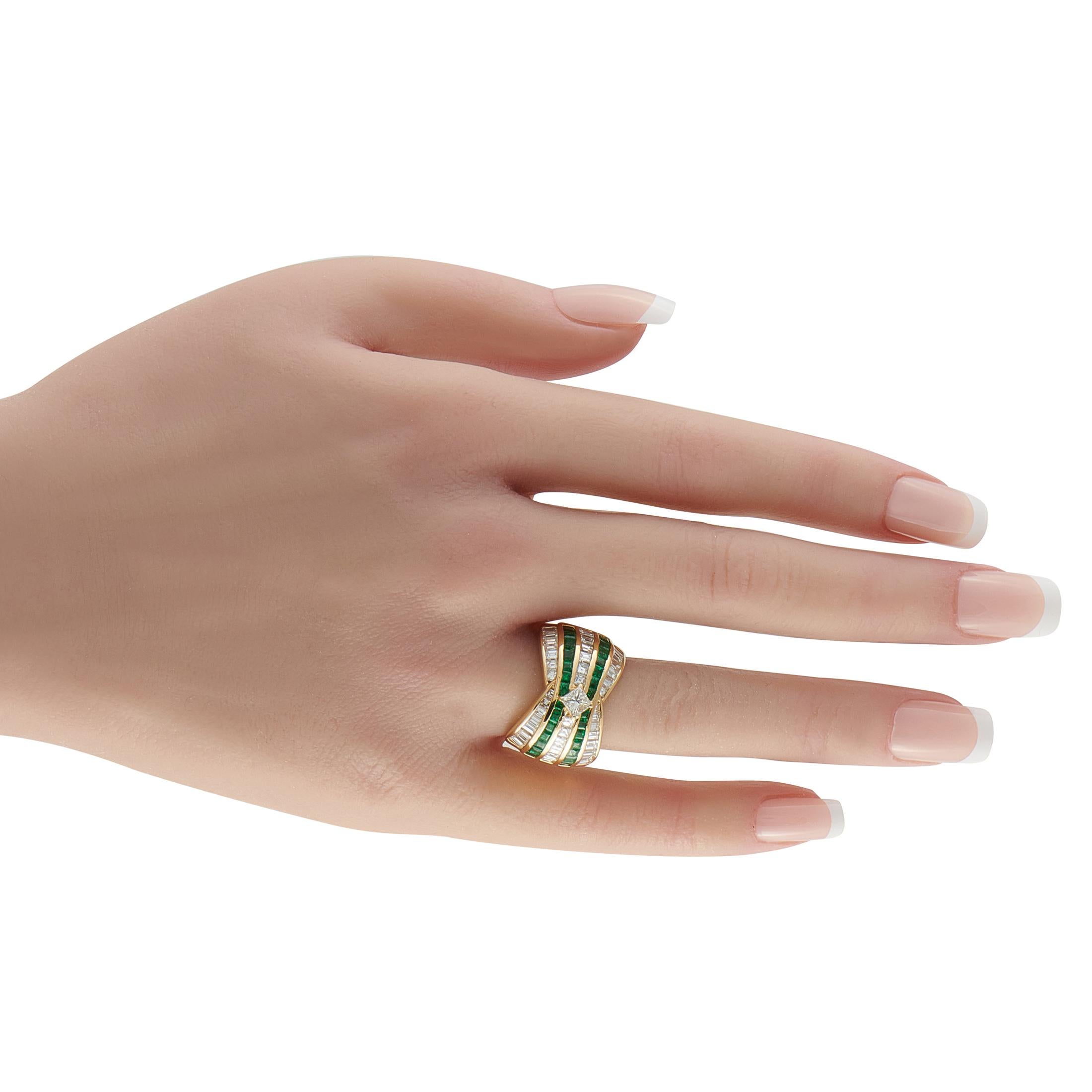 18K Yellow Gold 2.67ct Diamond and Emerald Wide Band Ring MF31-101025 Corte baguette en venta