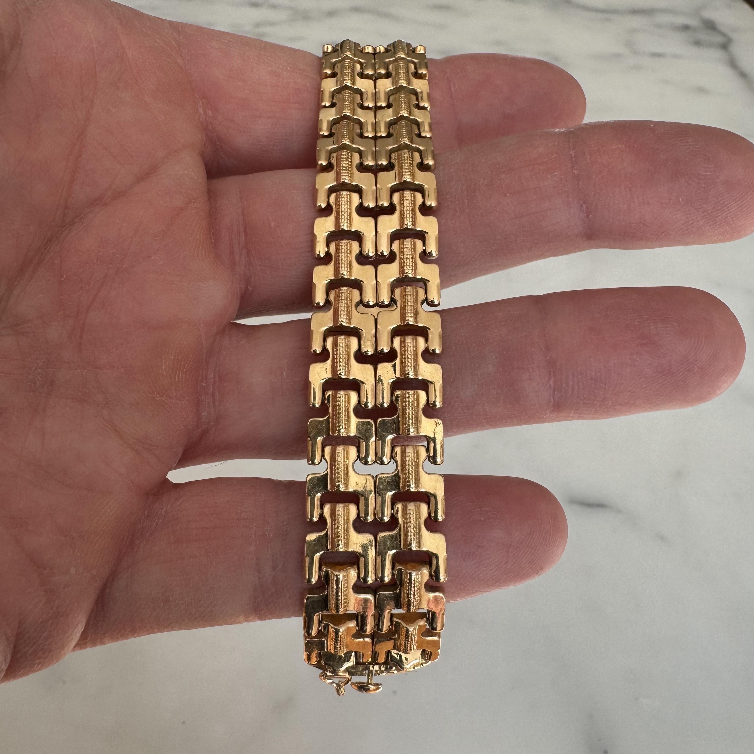 Zustand:  Ausgezeichneter Condit, Professionell gereinigt und poliert
Metall: 18k Gold (markiert und professionell getestet)
Gewicht: 26g
Länge: 7,5 Zoll
Breite: 18 mm
Verschluss: Box Tab Insert mit Sicherheitsverriegelung
Markierungen: 