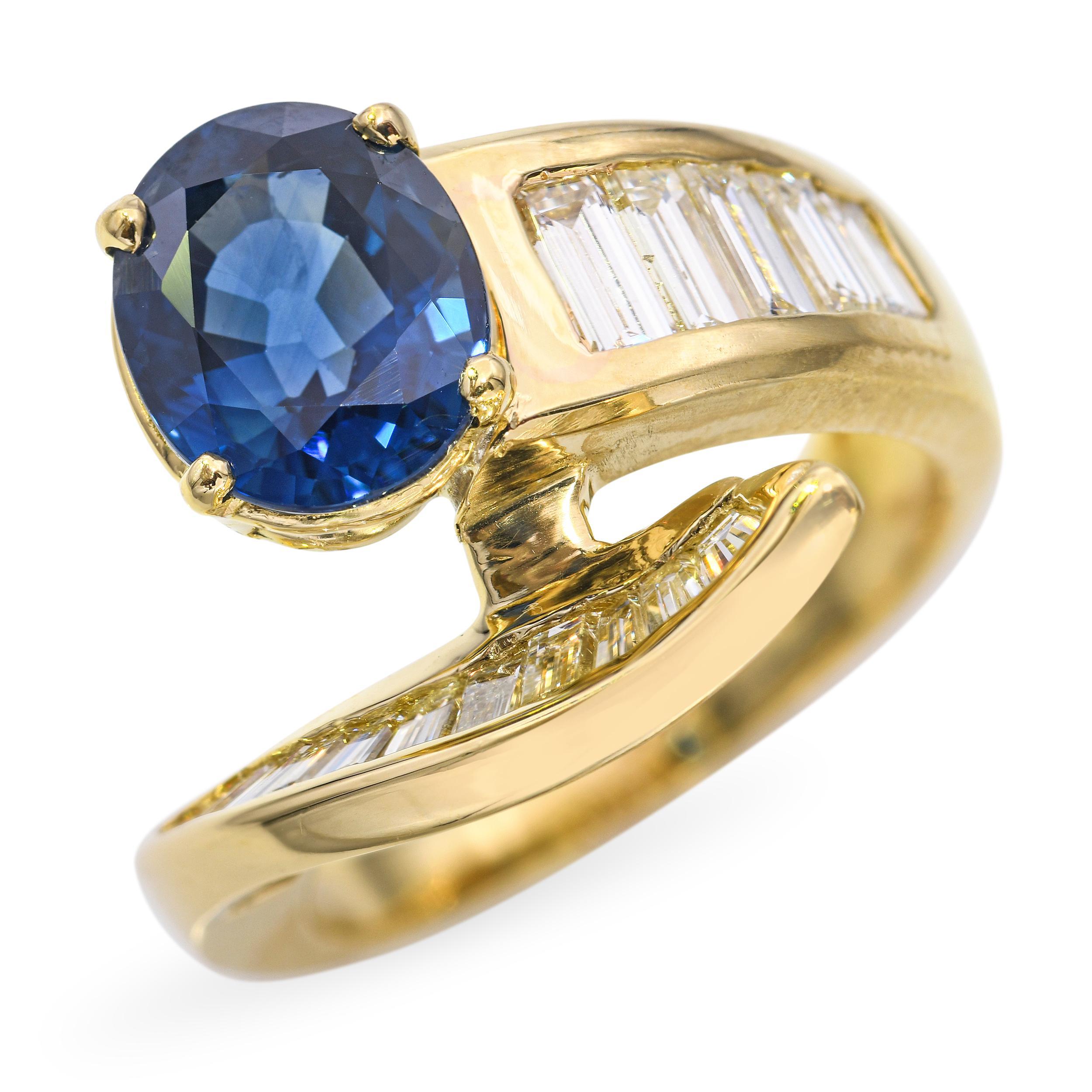 Bague bypass en or jaune 18k avec diamant et saphir de Ceylan, présentant un design saisissant avec un saphir de Ceylan bleu vif associé à un diamant étincelant dans un style bypass élégant. La riche couleur du saphir est magnifiquement mise en