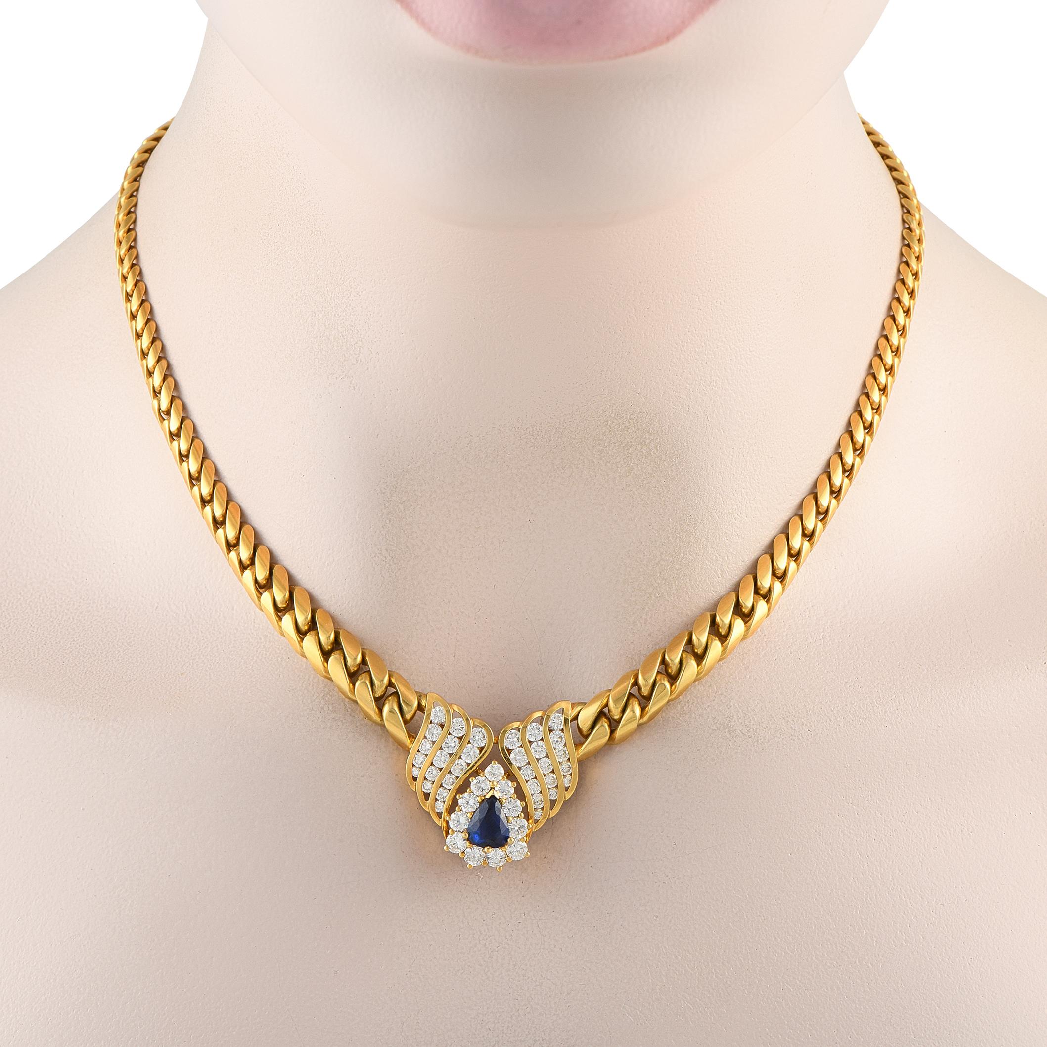 Ce collier de luxe opulent est une pièce digne des occasions les plus spéciales. Sur cet élégant modèle, un pendentif mesurant 0,90 de long sur 1,0 de large est suspendu au centre d'une chaîne graduée en or jaune 18 carats. Des diamants d'un poids