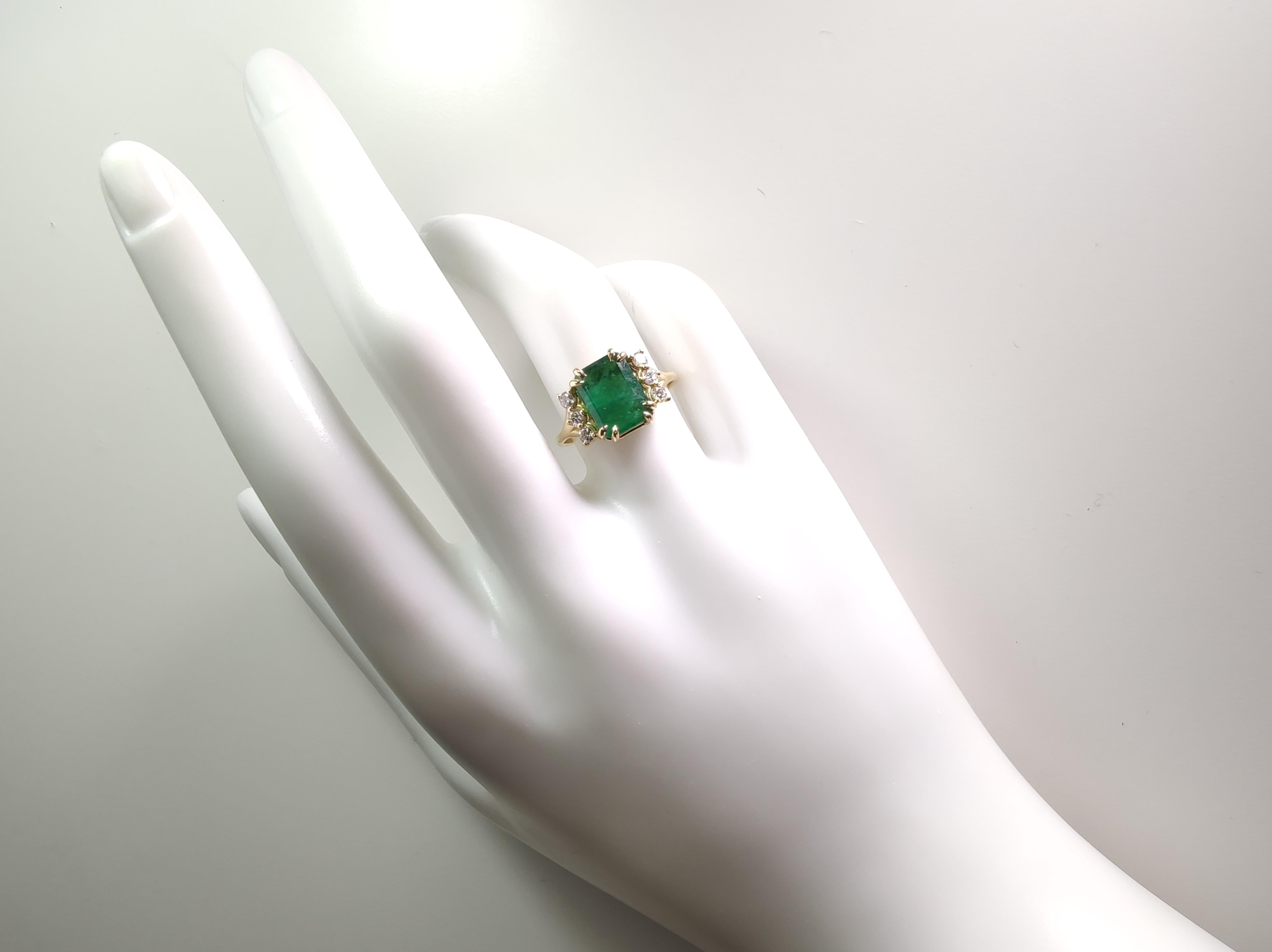 Technical Details of the Ring
Ring Size
US Size: 7
UK Size: O
European (EU) Size: 54
Resizable: Yes, resizing is included at no extra cost.

Discover a stunning 18K yellow gold ring featuring a vibrant emerald and six brilliant diamonds. This