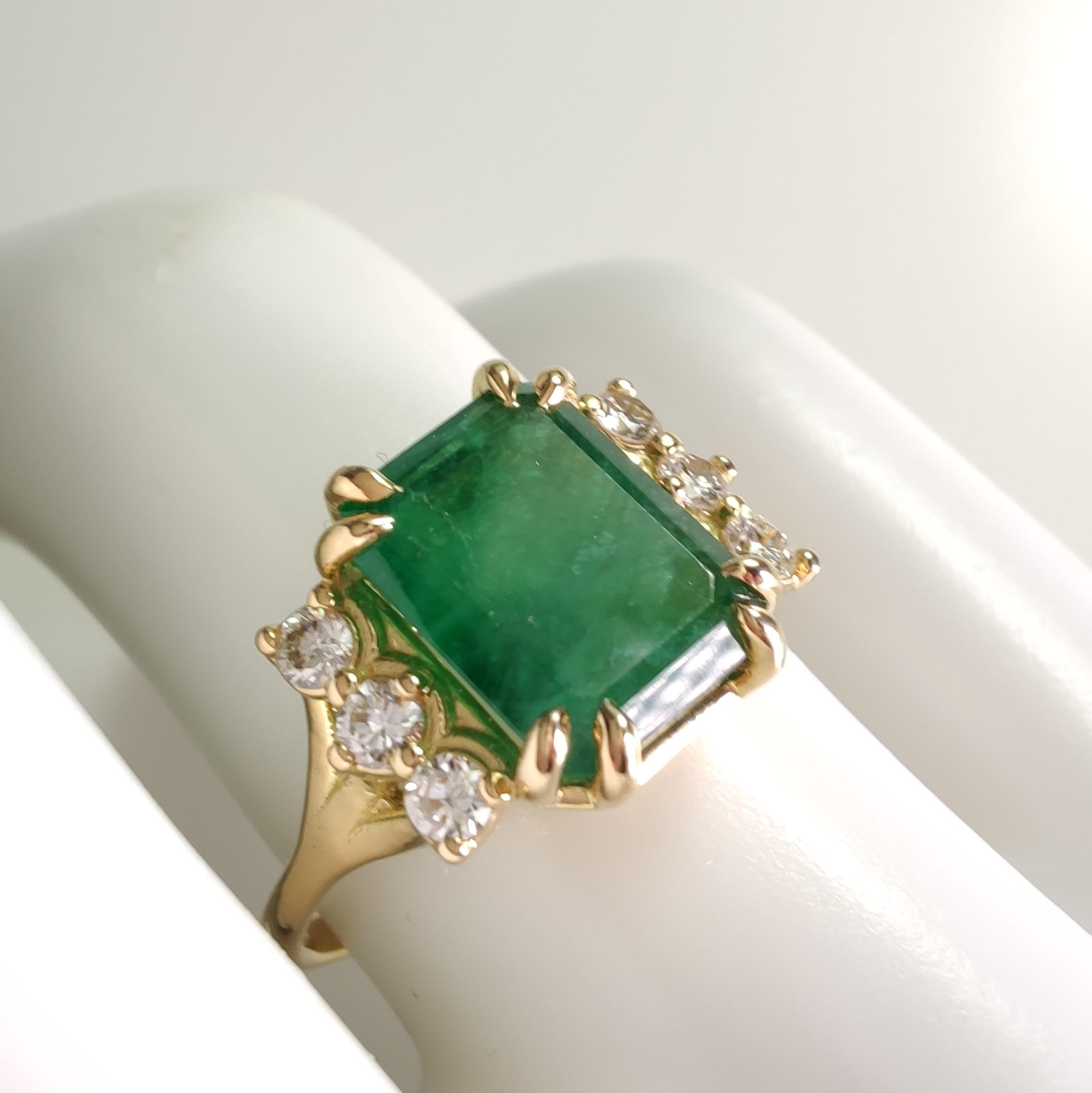 Contemporary 18K Yellow Gold 2.7ct Emerald Ring with Diamonds  Timeless Women’s Jewelry For Sale