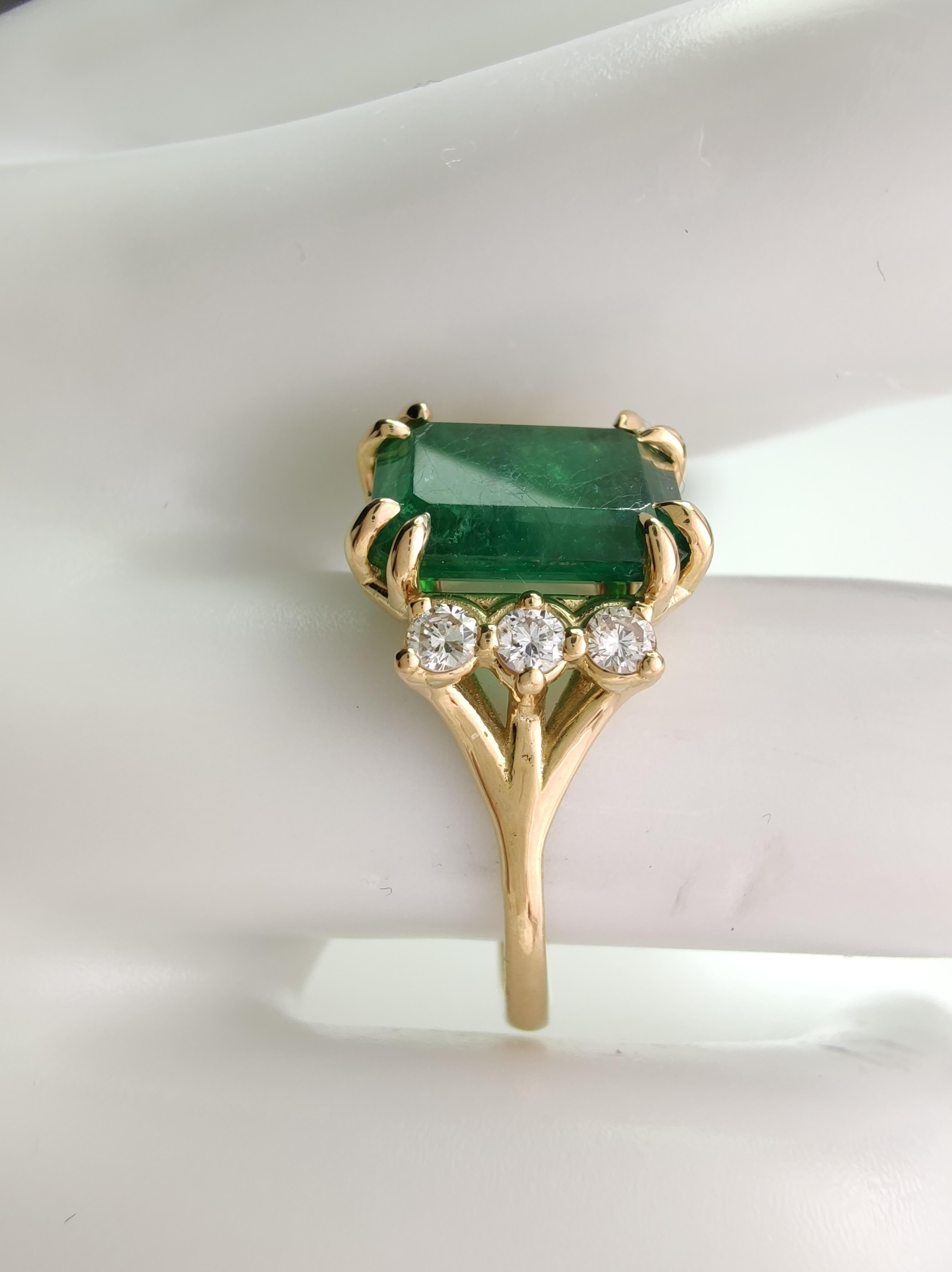 18K Yellow Gold 2.7ct Emerald Ring with Diamonds  Timeless Women’s Jewelry In New Condition For Sale In Sant Josep de sa Talaia, IB
