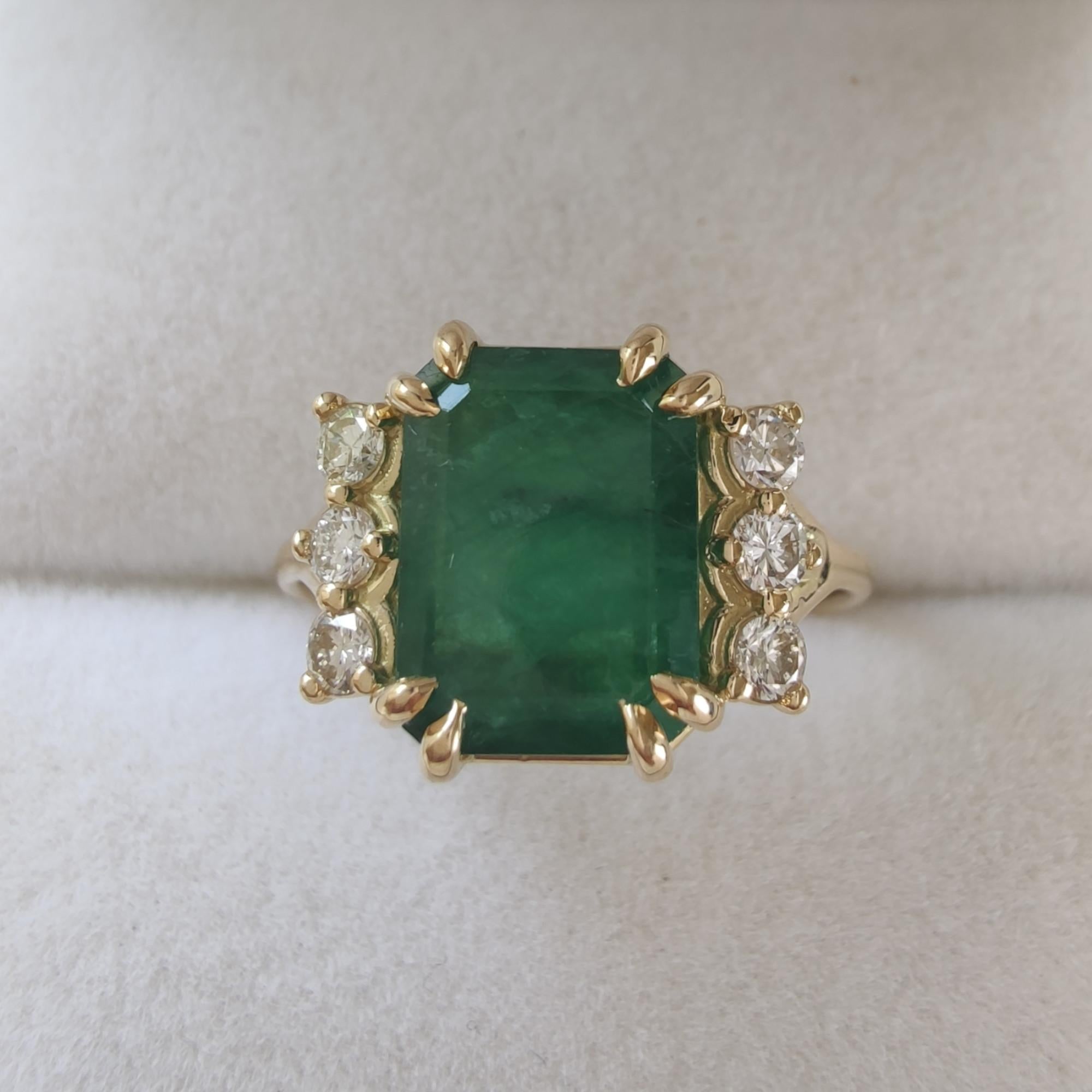 Women's 18K Yellow Gold 2.7ct Emerald Ring with Diamonds  Timeless Women’s Jewelry For Sale