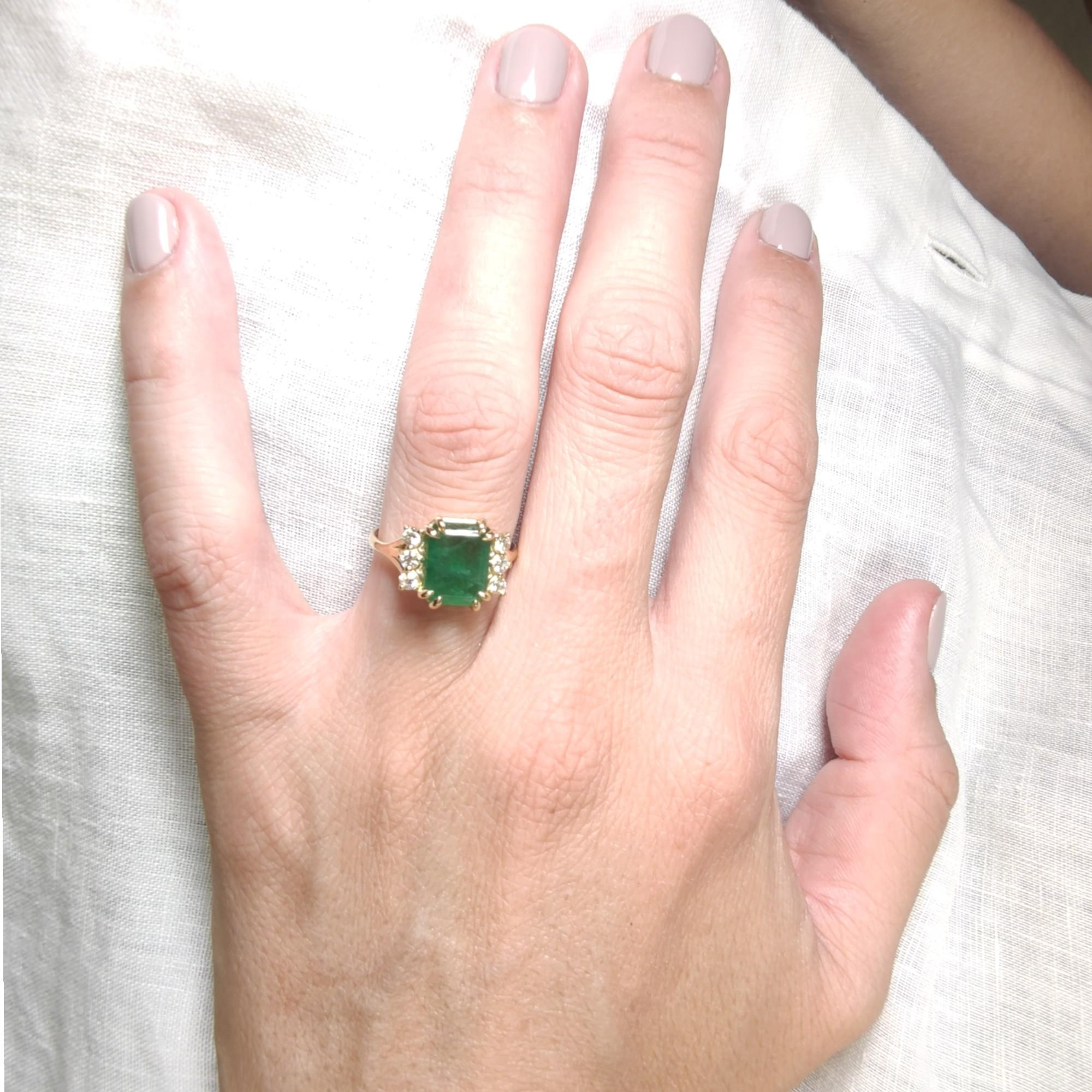 18K Yellow Gold 2.7ct Emerald Ring with Diamonds  Timeless Women’s Jewelry For Sale 1