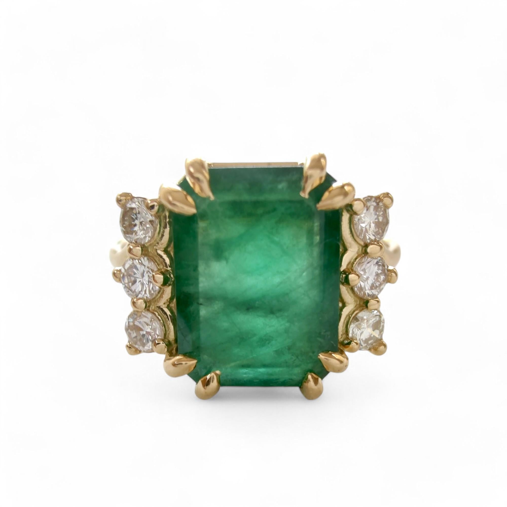 18K Yellow Gold 2.7ct Emerald Ring with Diamonds  Timeless Women’s Jewelry For Sale 2