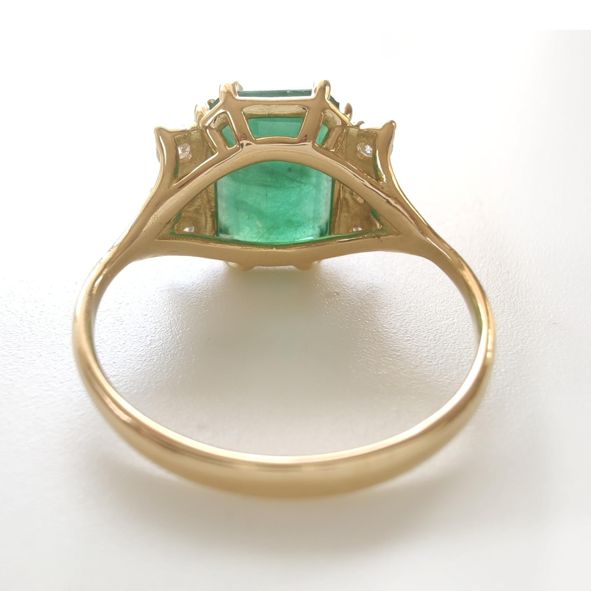 18K Yellow Gold 2.7ct Emerald Ring with Diamonds  Timeless Women’s Jewelry For Sale 3