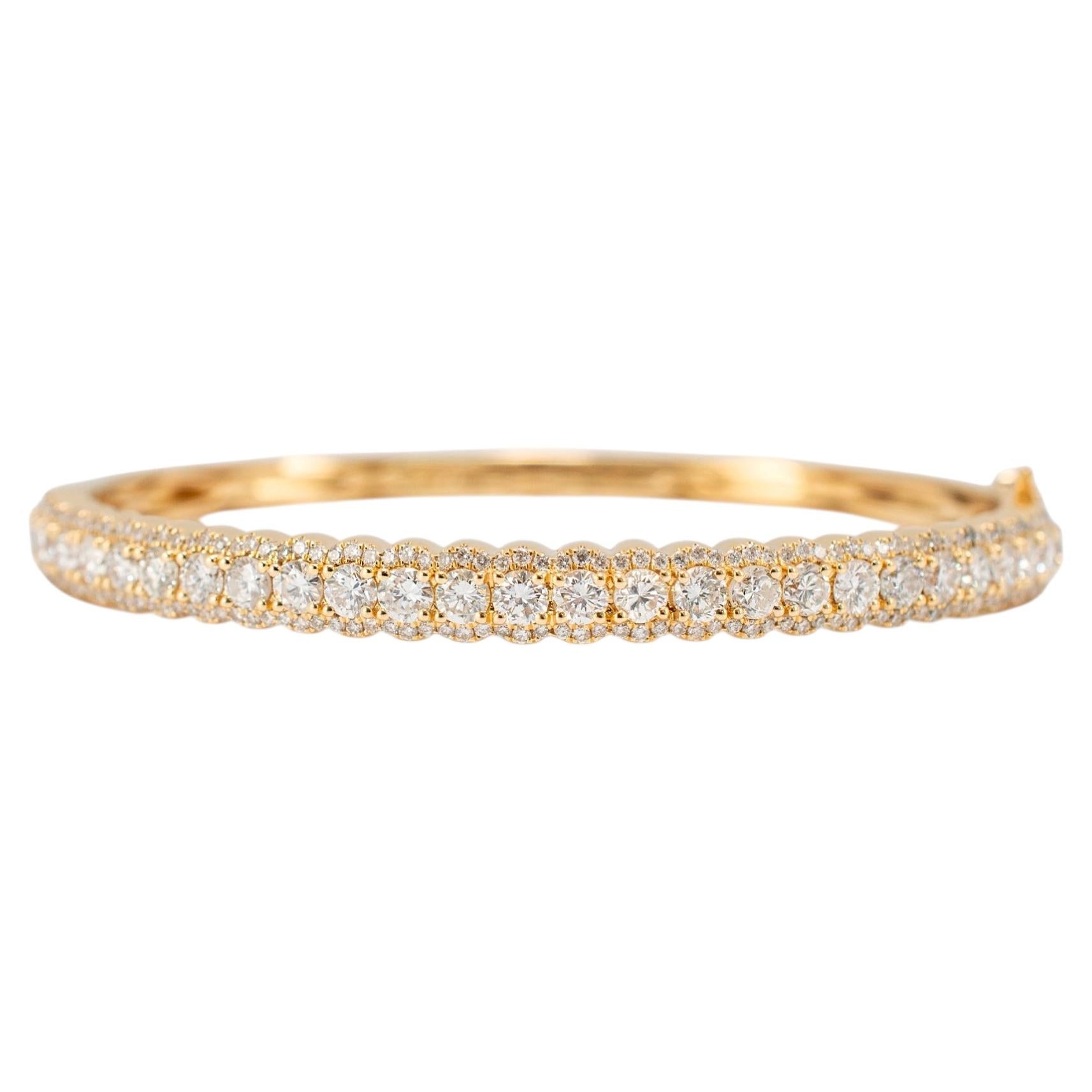 Bracciale rigido a tre file in oro giallo 18 carati con diamanti incastonati a pavé su bordo smerlato, per un totale di 2,95 carati
