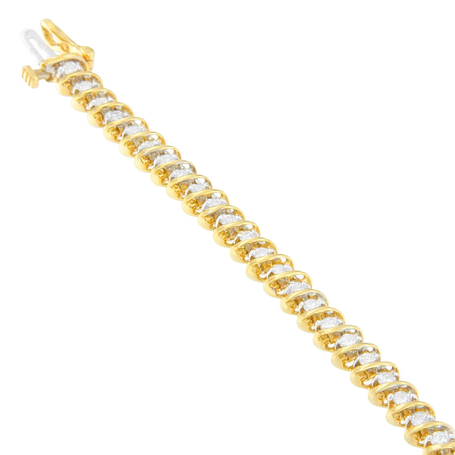 L'audace rencontre l'éclat ! Ce bracelet unique est composé de diamants ronds classiques nichés entre des bandes surélevées en or jaune 18 carats d'une grande brillance pour former un effet de spirale éblouissant pour la femme qui aime se démarquer