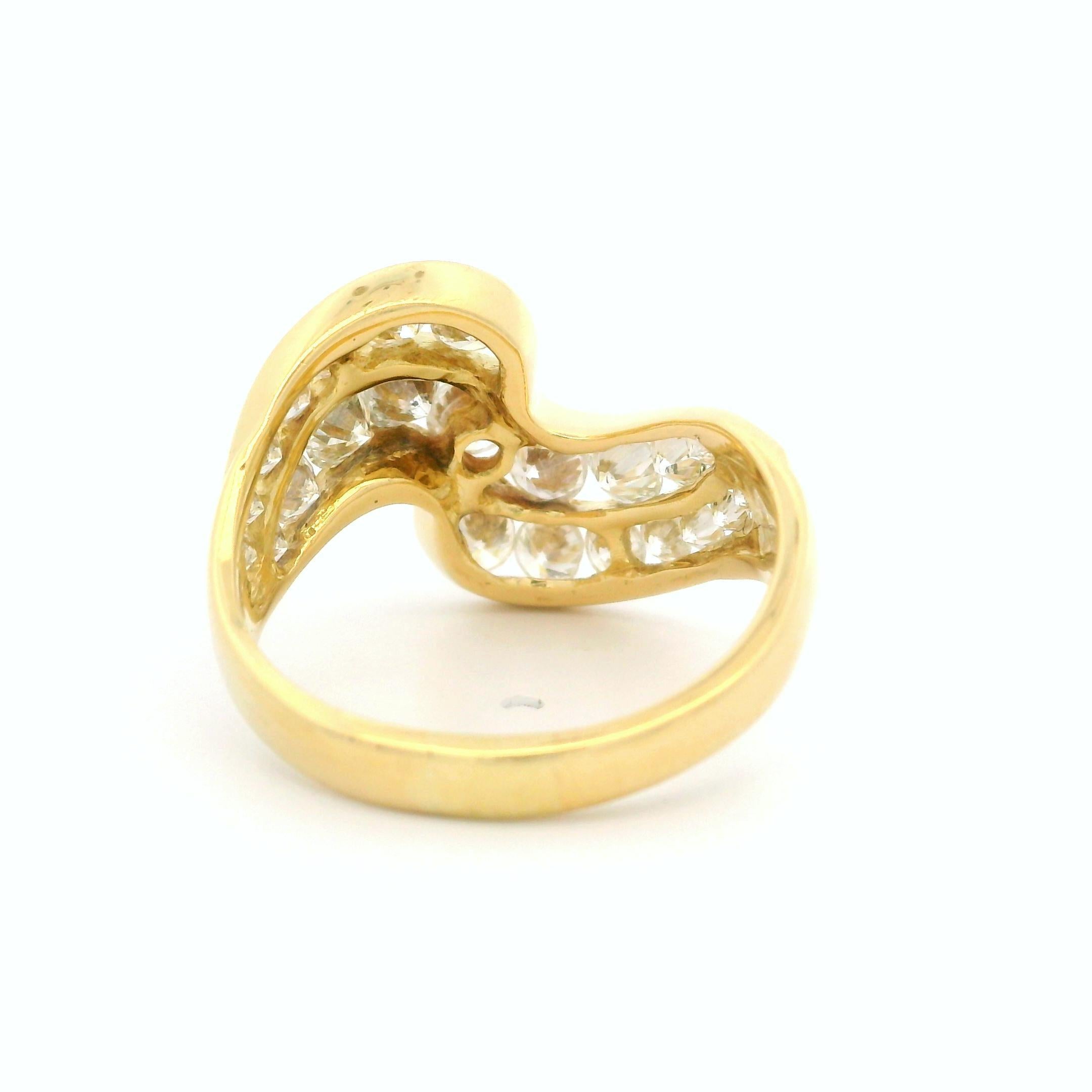 Bague jonc ondulée en or jaune 18 carats sertie de gros diamants de 2 carats en vente 5