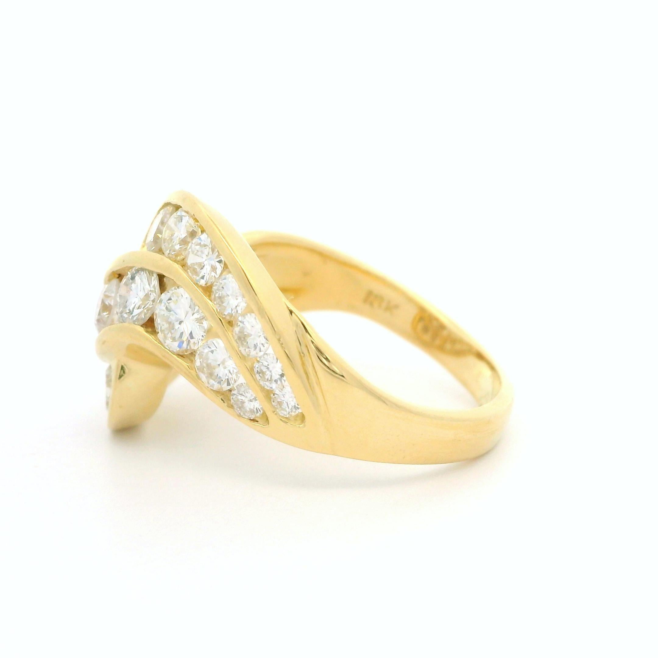 Bague jonc ondulée en or jaune 18 carats sertie de gros diamants de 2 carats en vente 6