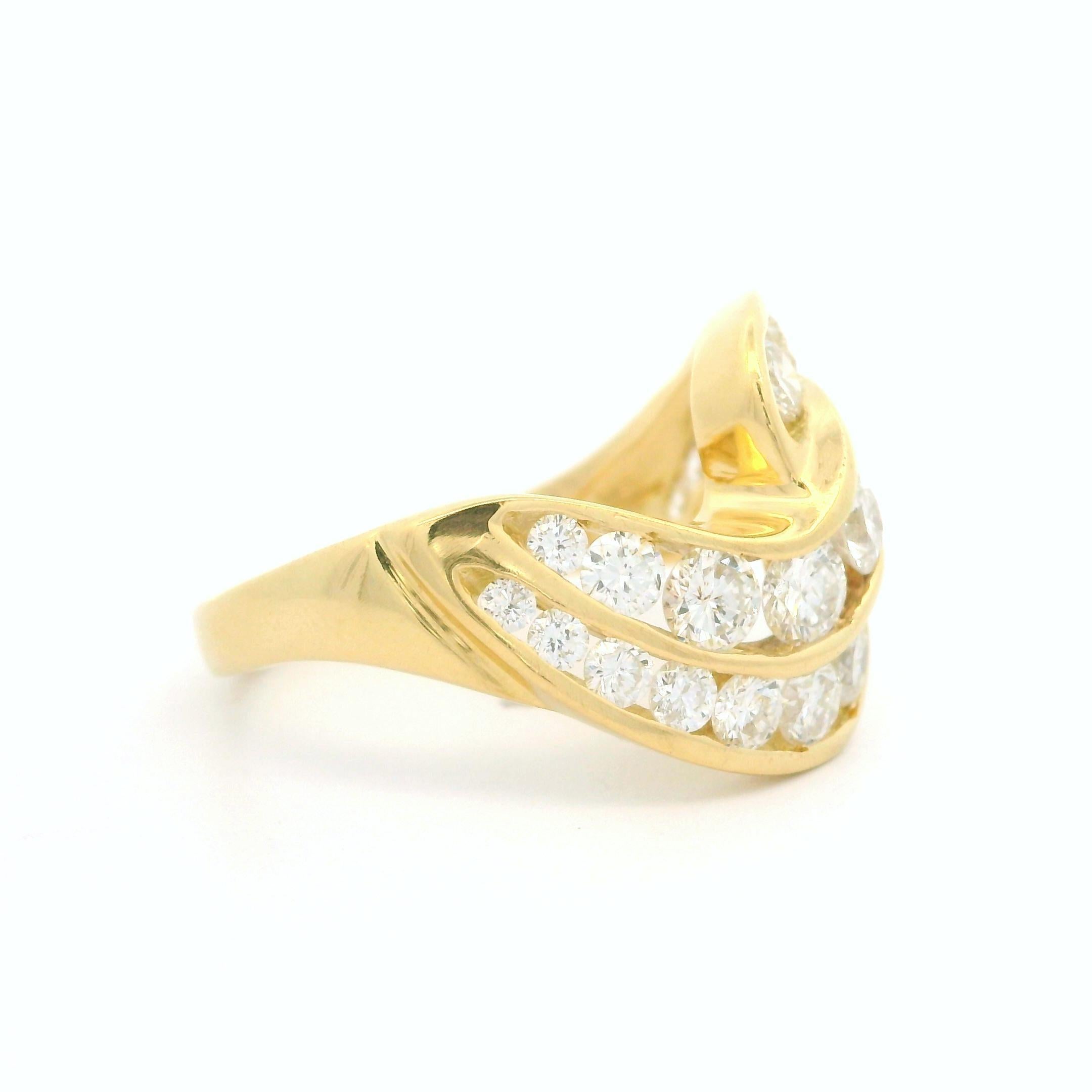 Bague jonc ondulée en or jaune 18 carats sertie de gros diamants de 2 carats en vente 7