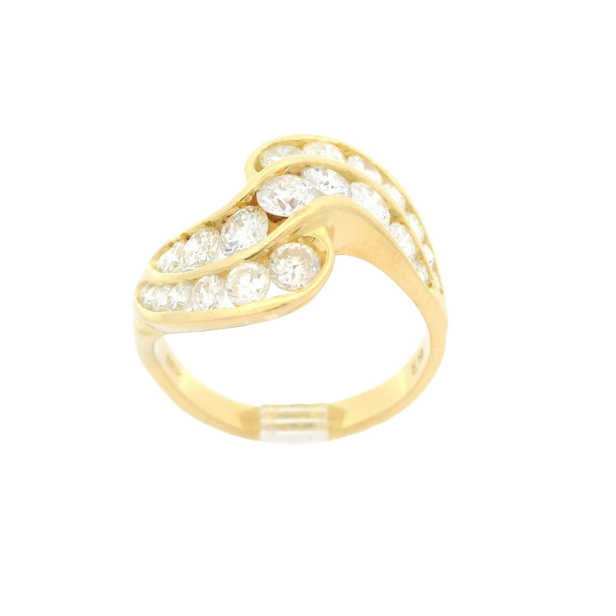 Bague jonc ondulée en or jaune 18 carats sertie de gros diamants de 2 carats en vente 8