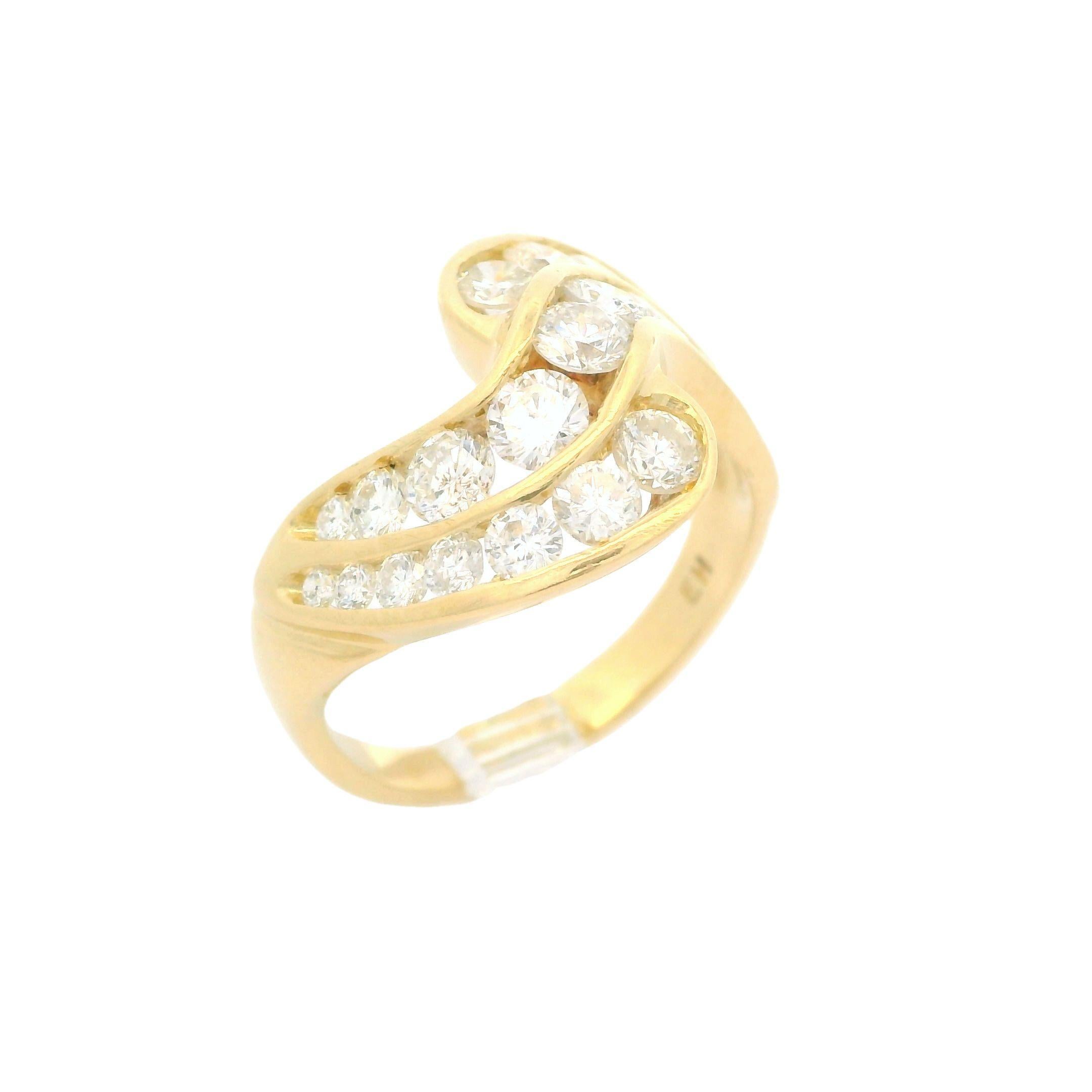 Bague jonc ondulée en or jaune 18 carats sertie de gros diamants de 2 carats en vente 9
