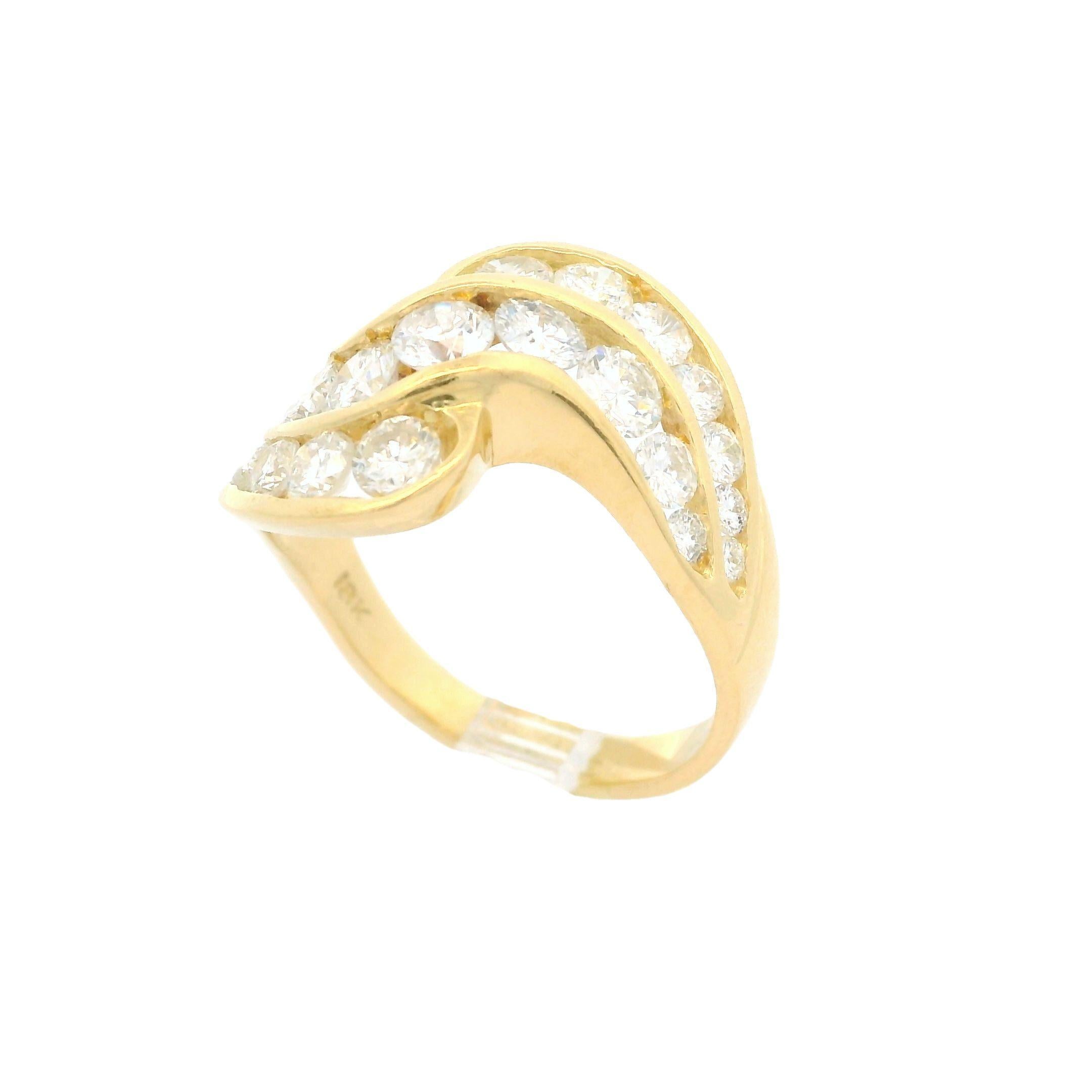 Bague jonc ondulée en or jaune 18 carats sertie de gros diamants de 2 carats en vente 10