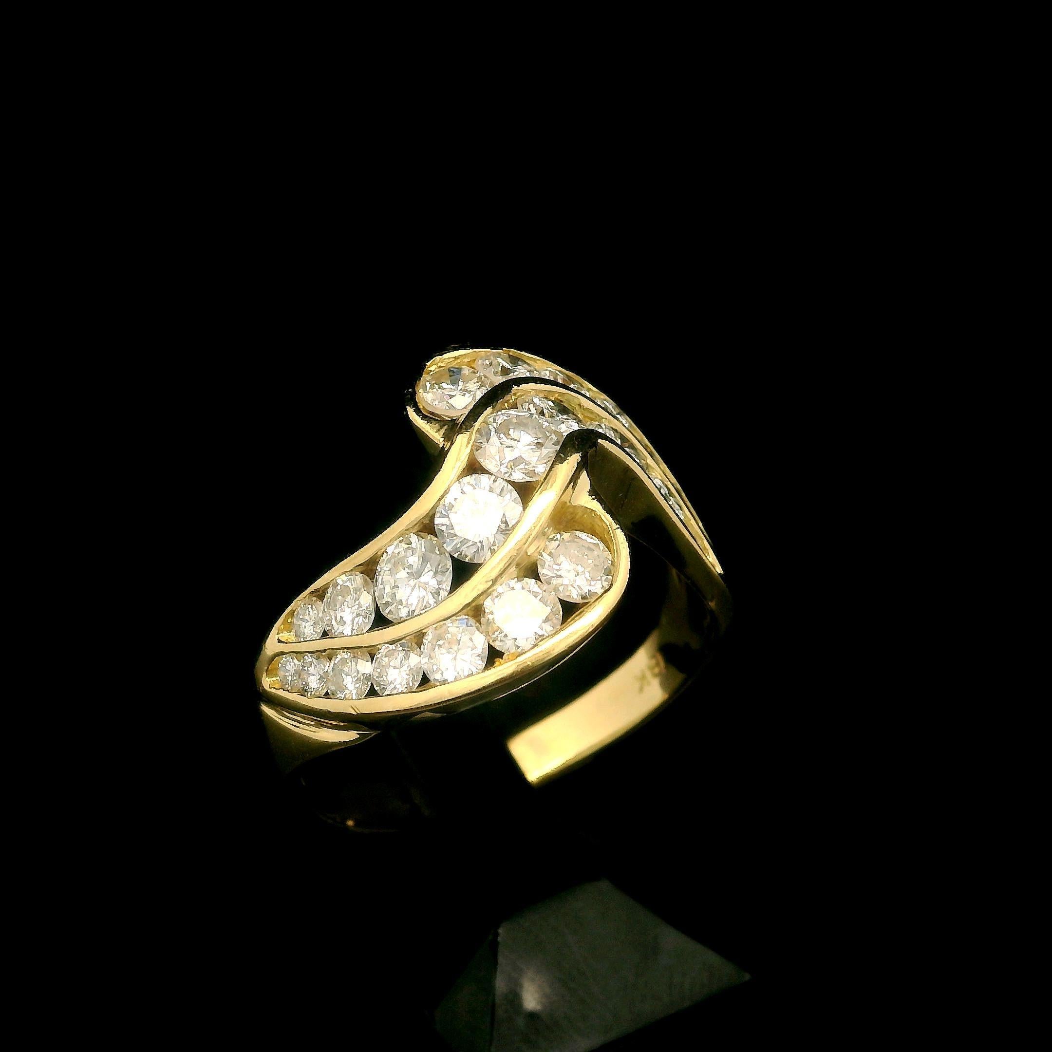 --Pierre(s) :...
(23) Diamants naturels authentiques - taille ronde et brillante - en serti clos - VS2-SI2 avec clarté Few I - couleur G/H
Poids total en carats : 1,75-2,0 (environ)

MATERIAL : Or jaune 18K massif
Poids : 5.91 grammes
Taille de la