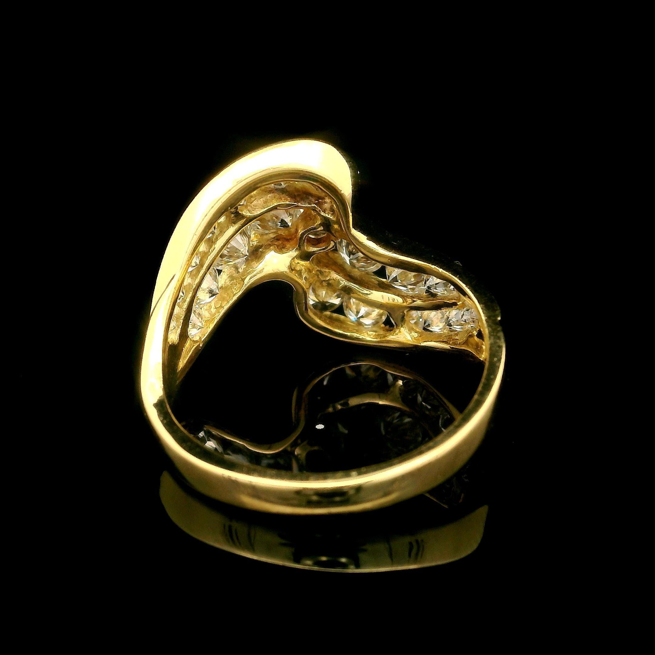 Bague jonc ondulée en or jaune 18 carats sertie de gros diamants de 2 carats Pour femmes en vente