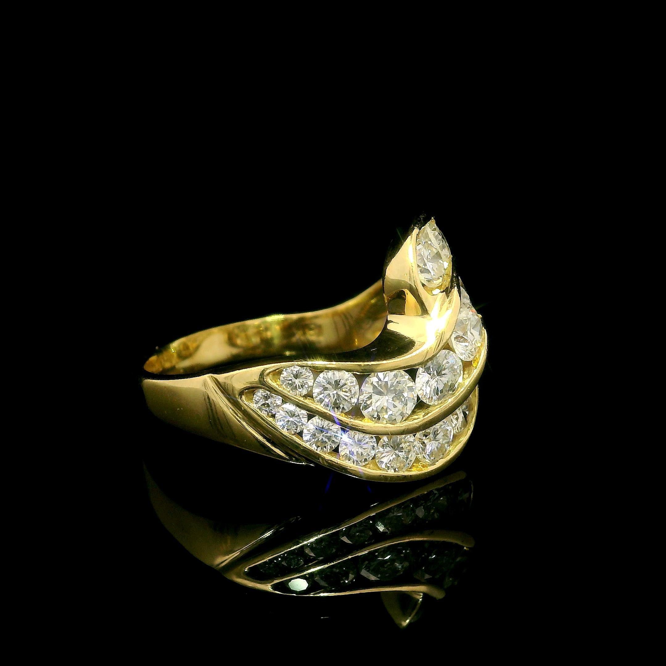 Bague jonc ondulée en or jaune 18 carats sertie de gros diamants de 2 carats en vente 2