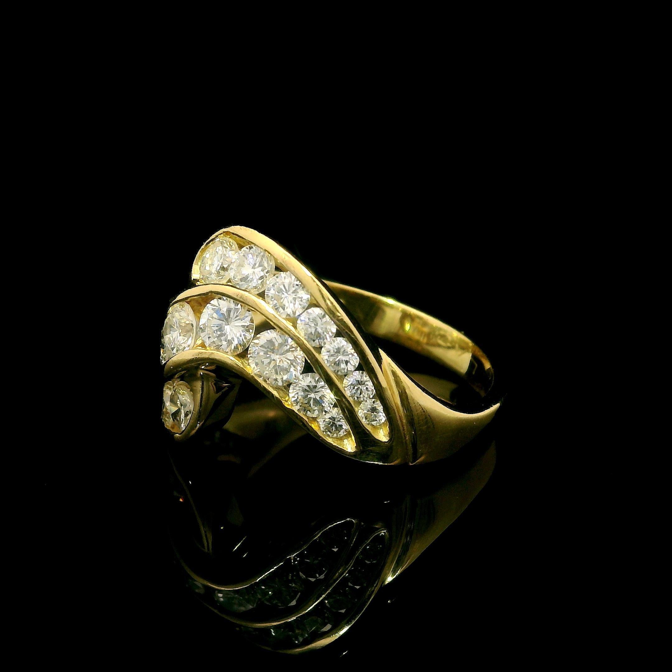 Bague jonc ondulée en or jaune 18 carats sertie de gros diamants de 2 carats en vente 3