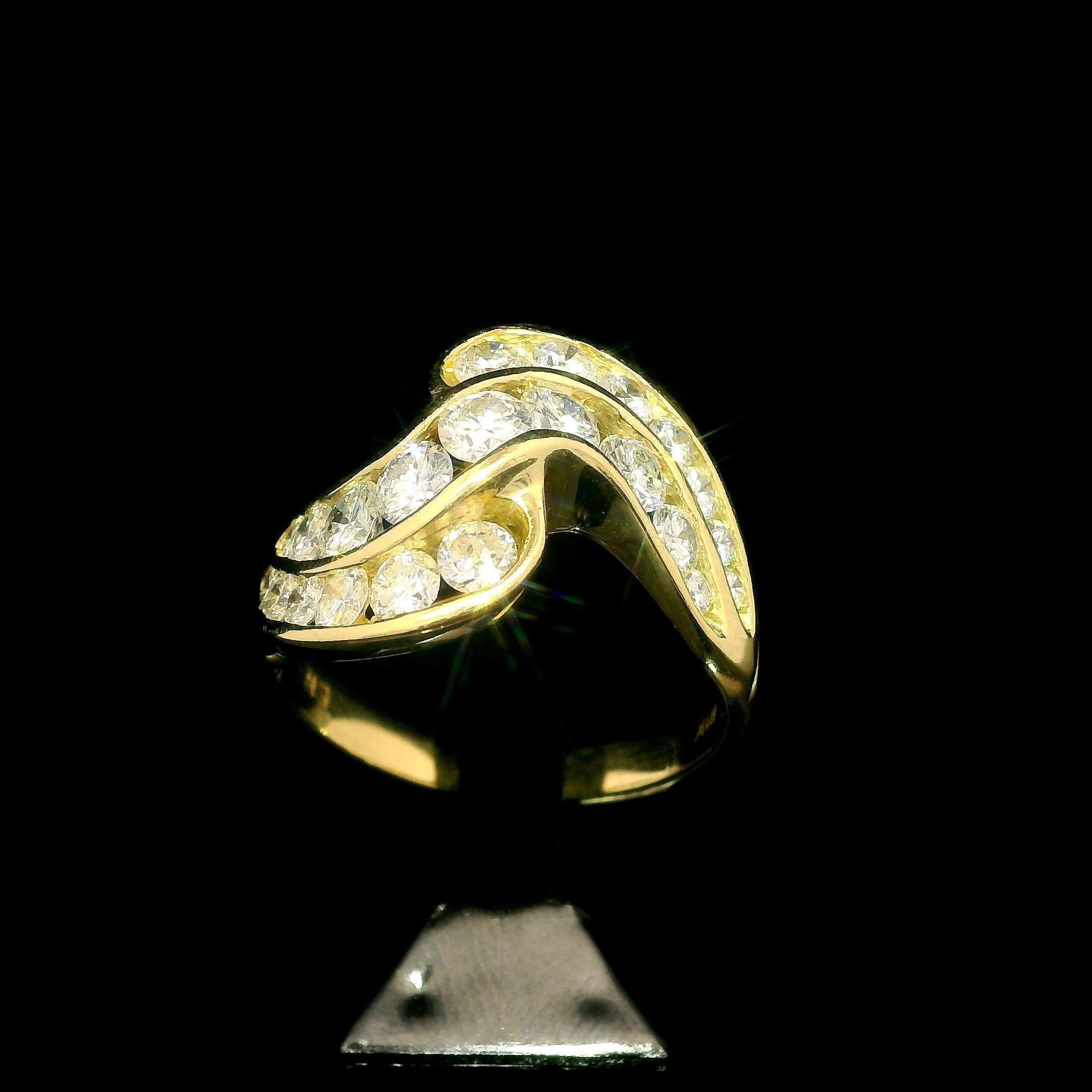 Bague jonc ondulée en or jaune 18 carats sertie de gros diamants de 2 carats en vente 4