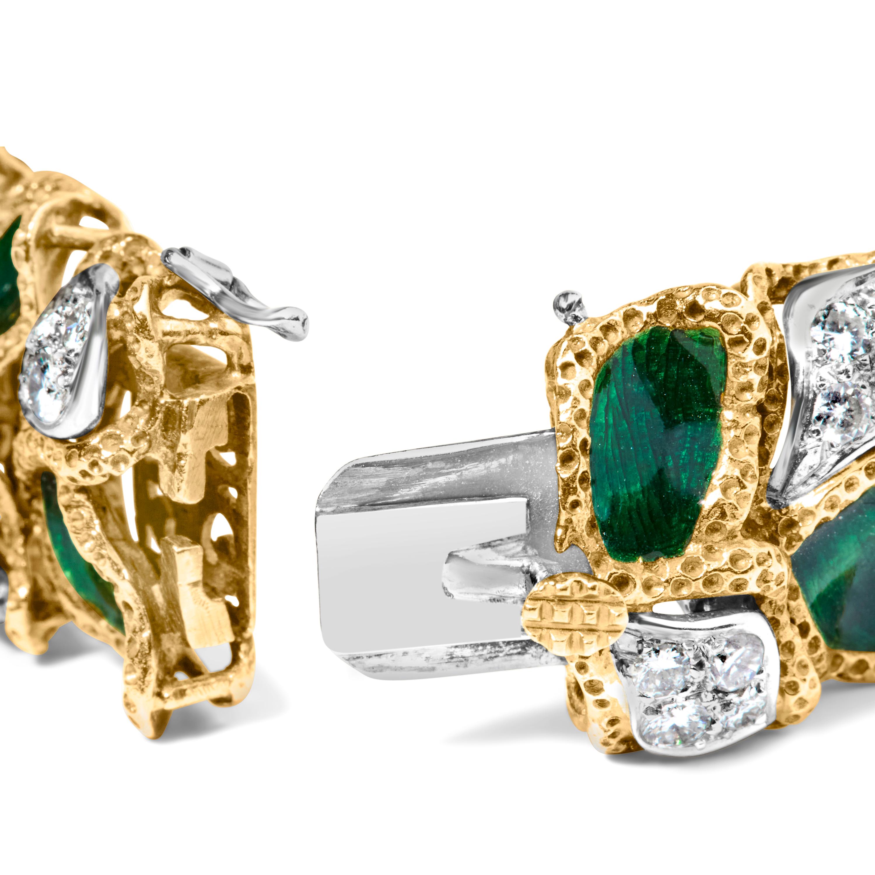 Plongez dans l'opulence du bracelet en or jaune 18 carats orné de diamants et d'émail vert, où le luxe rencontre un chef-d'œuvre d'artisanat. Ce bracelet exquis de 7 pouces, d'une largeur robuste de 15 mm, rayonne de sophistication. Il est fabriqué
