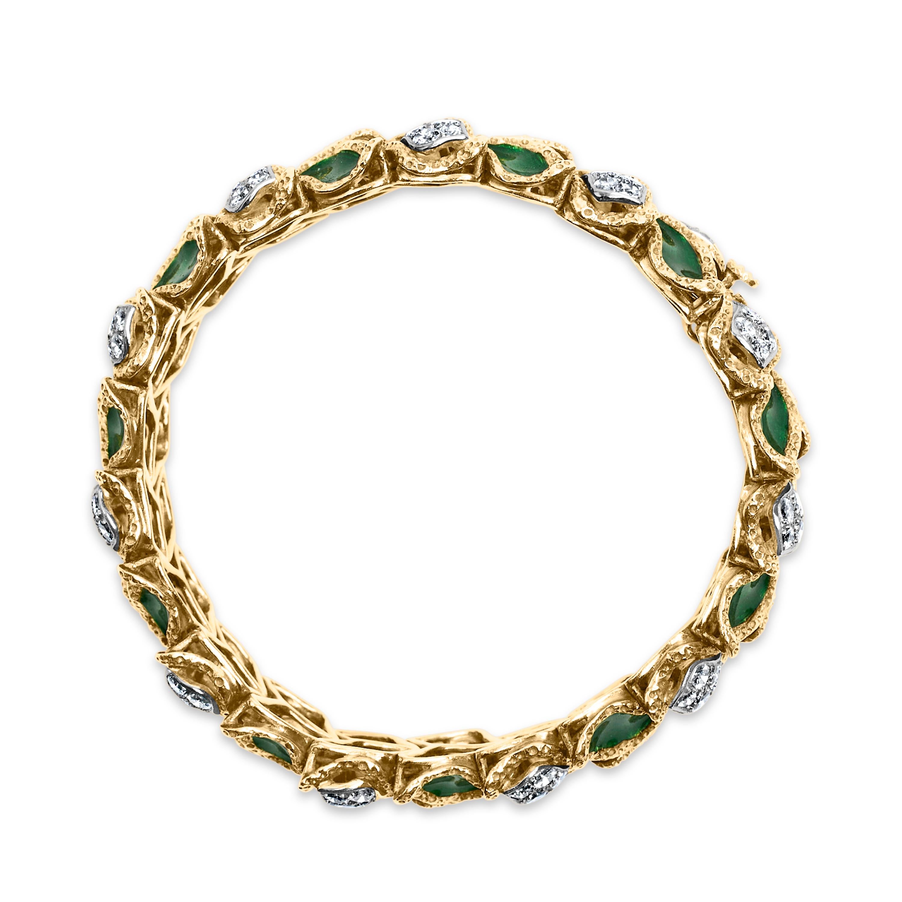 Moderne Bracelet texturé en or jaune 18 carats avec diamants de 3 1/4 carats et émail vert en vente