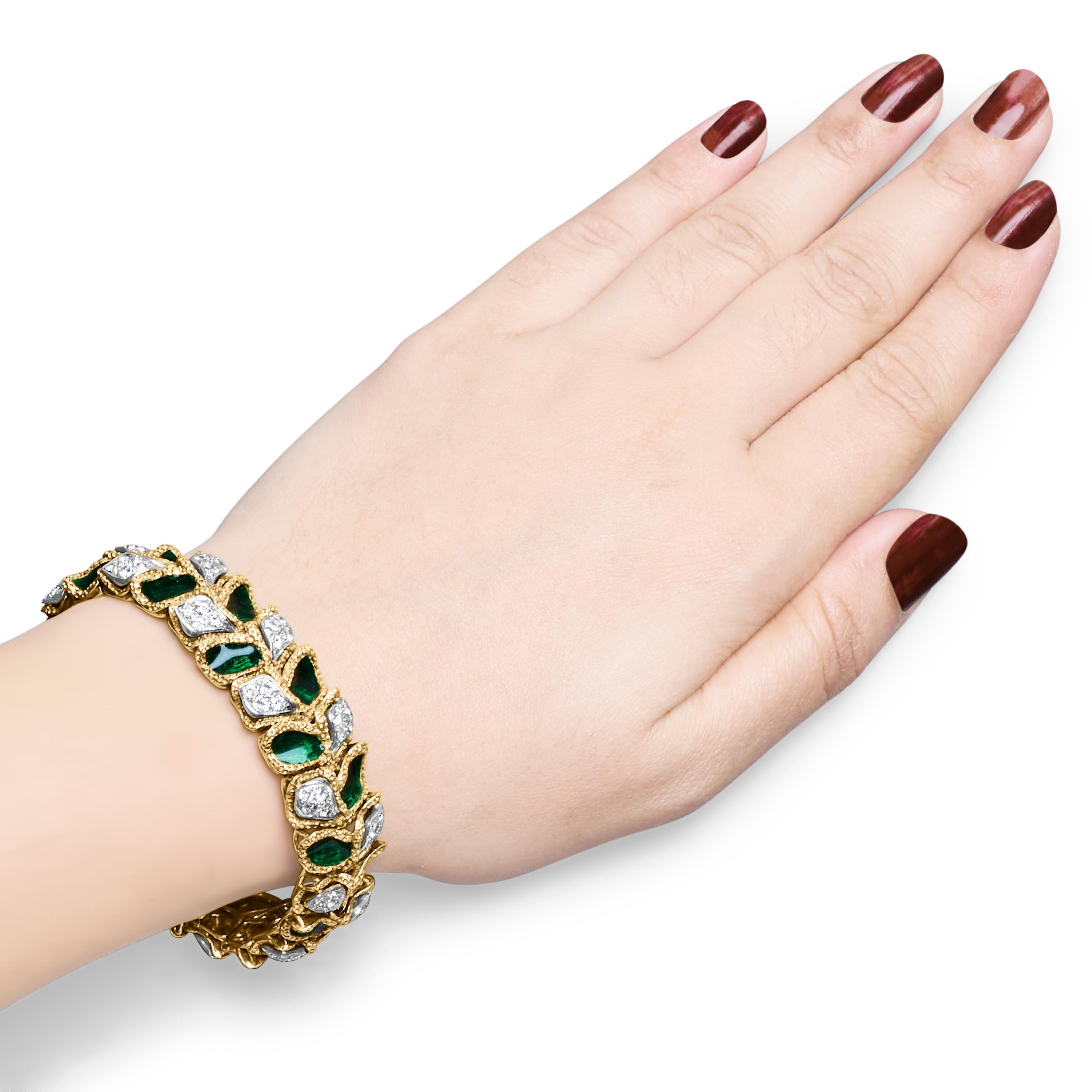 Taille ronde Bracelet texturé en or jaune 18 carats avec diamants de 3 1/4 carats et émail vert en vente