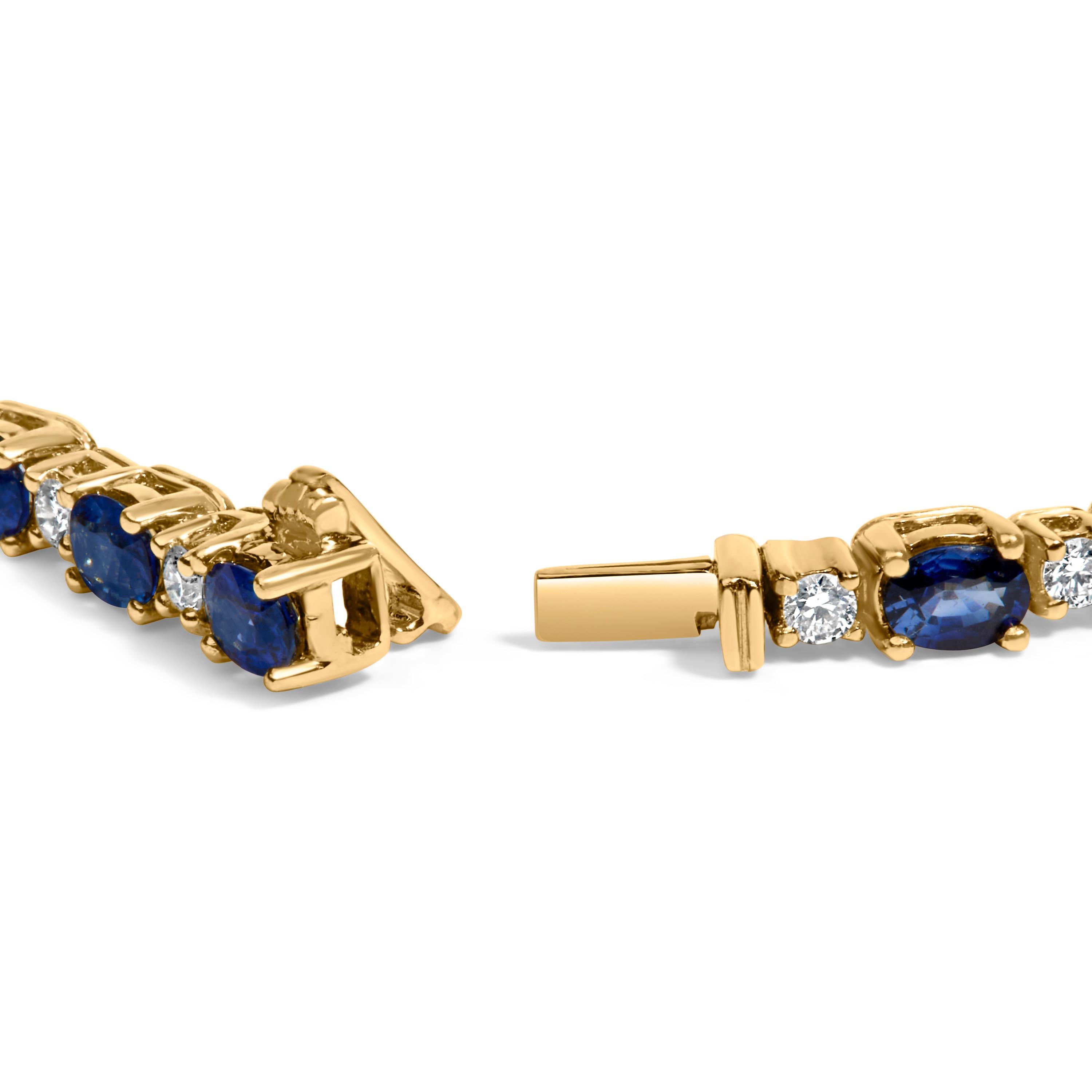 Découvrez votre poignet encerclé par la symphonie de la lumière et de la couleur avec ce bracelet en or jaune 18 carats, où 3/4 carat de diamants naturels craquants et 5 1/3 carat de saphirs bleus de forme ovale, traités en couleur, dans une danse à
