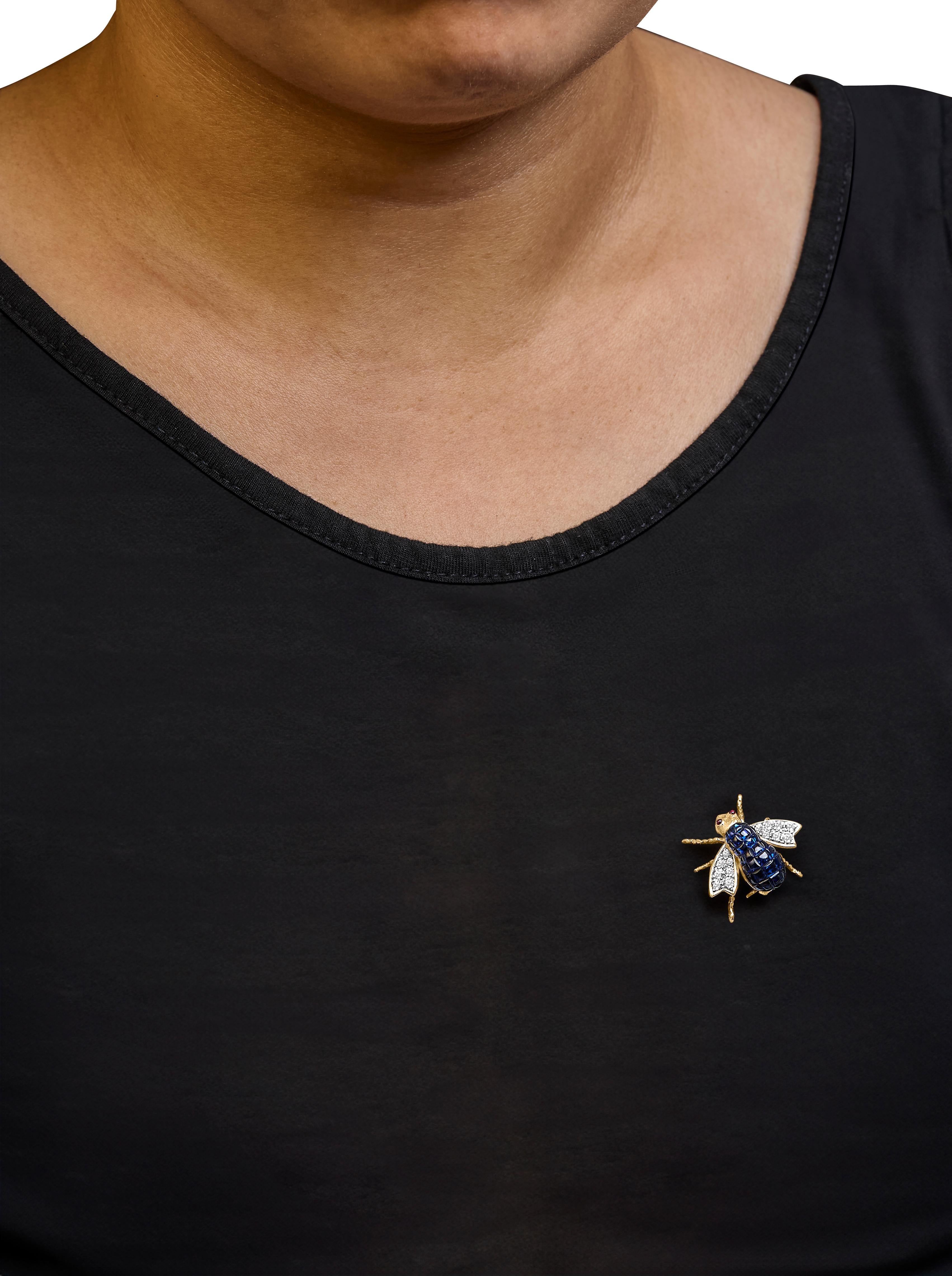 18K Yellow Gold 3/8 Cttw Diamond & 5 4/5 Cttw Blue Sapphire Bumblebee Brooch Pin In New Condition For Sale In New York, NY