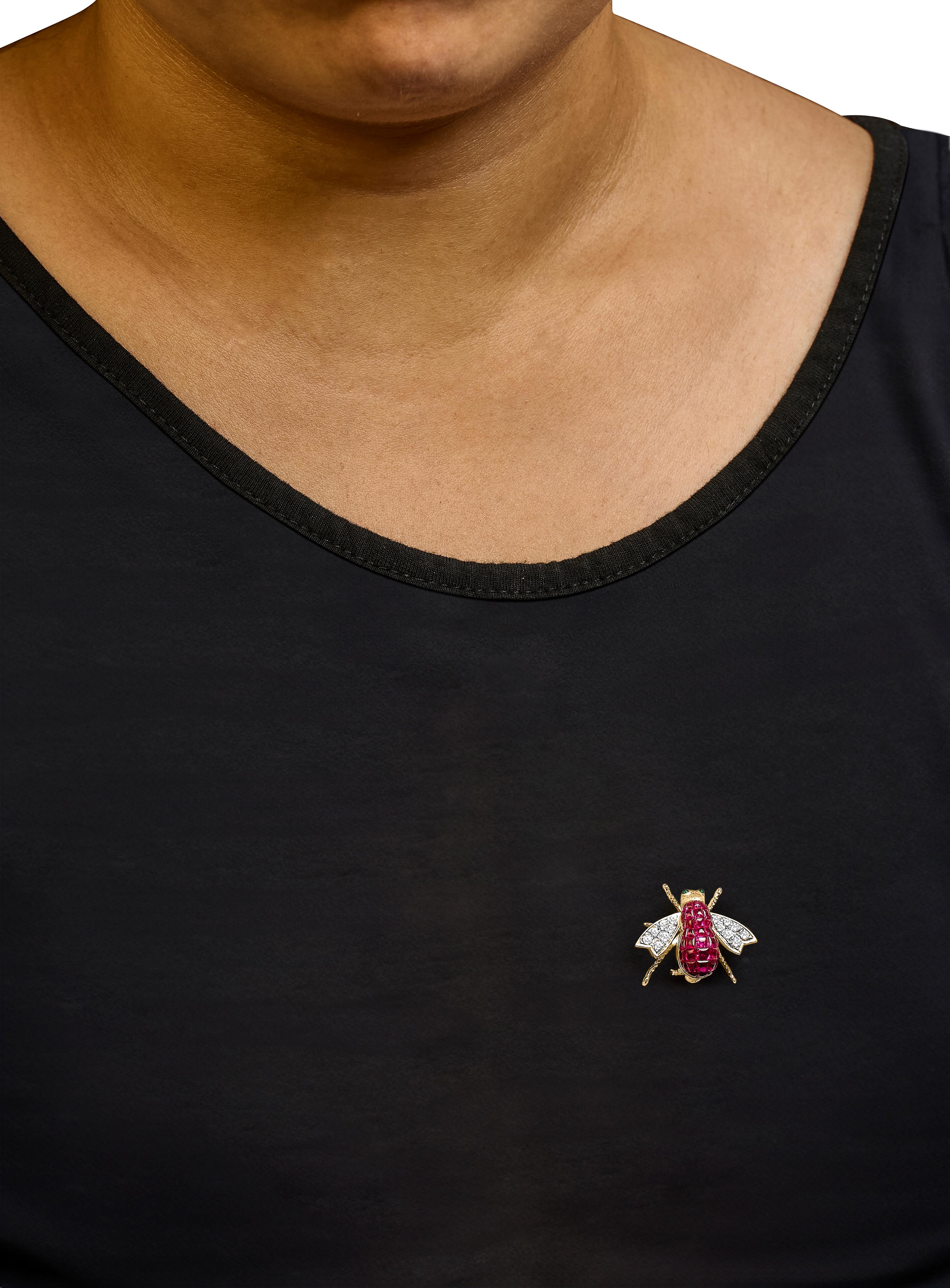Alfiler Broche Abejorro de Oro Amarillo de 18 K con Diamante de 3/8 qt y Rubí Rojo de 6 3/4 qt en Nuevo estado para la venta en New York, NY