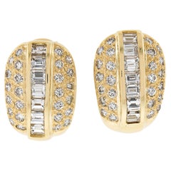 Boucles d'oreilles Omega en or jaune 18K avec 3 rangs de 2,3ctw de diamants pavés et sertis Channel