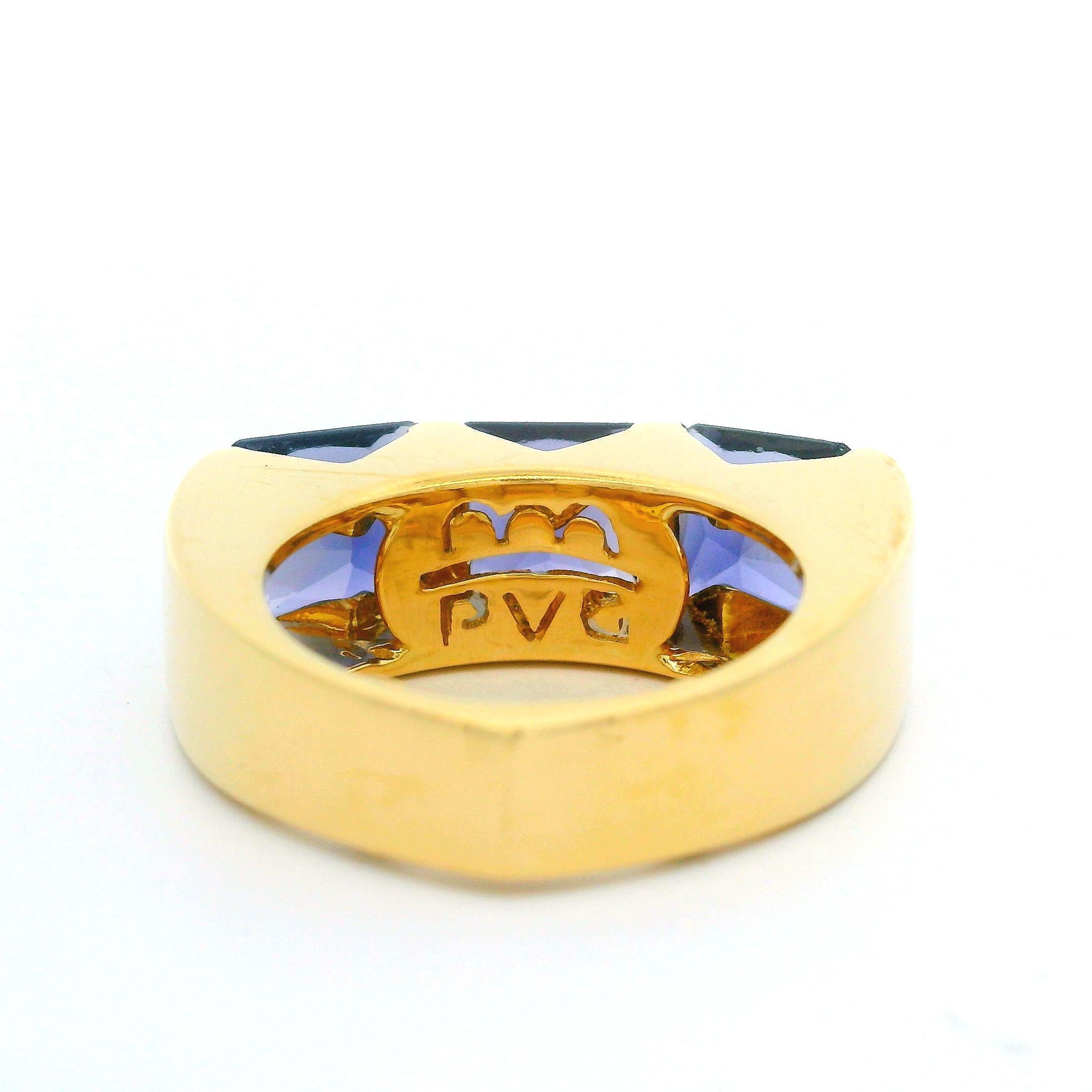 Taille carrée Bague à anneau substantiel en or jaune 18 carats à 3 barres carrées serties d'iolite en vente