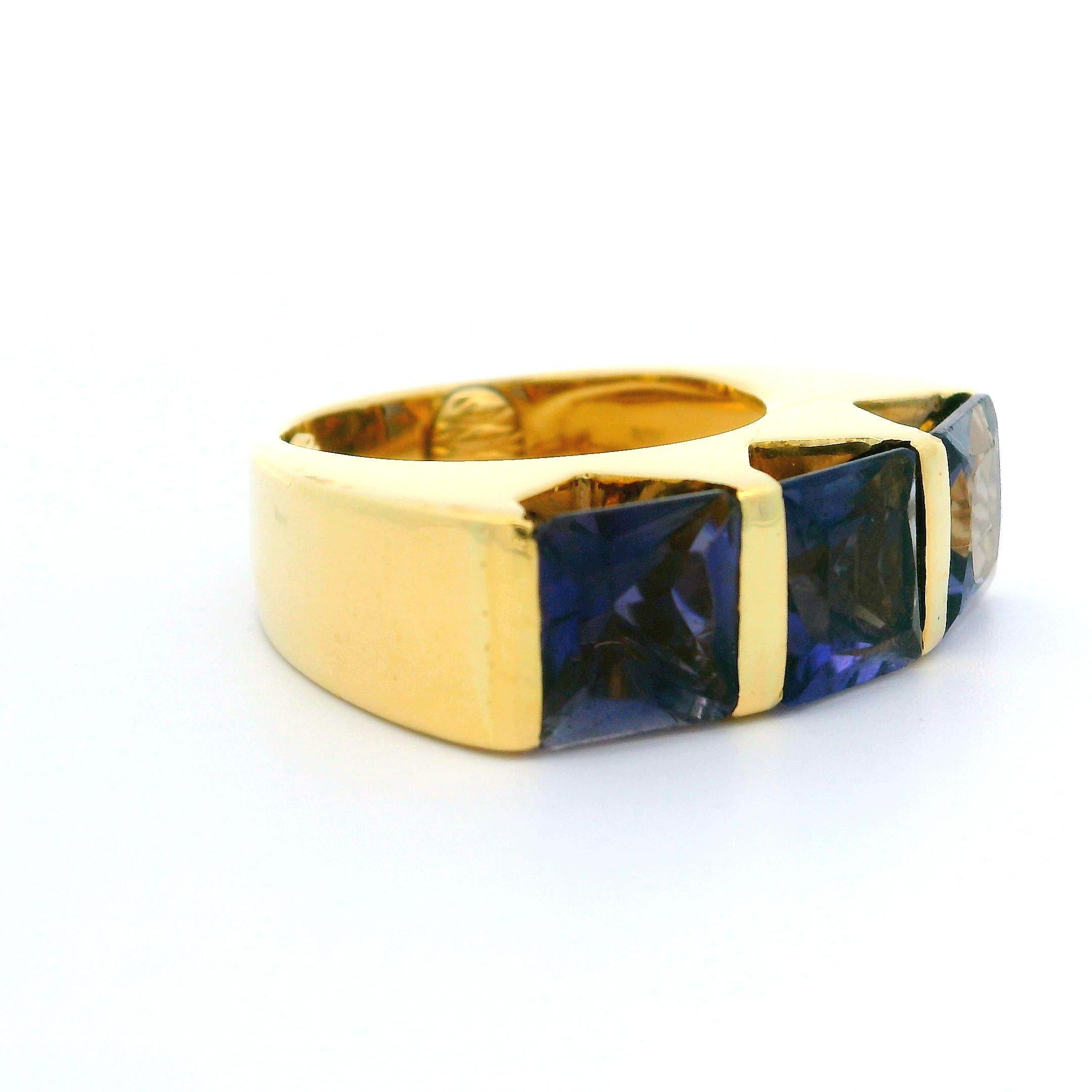 Bague à anneau substantiel en or jaune 18 carats à 3 barres carrées serties d'iolite Excellent état - En vente à Montclair, NJ