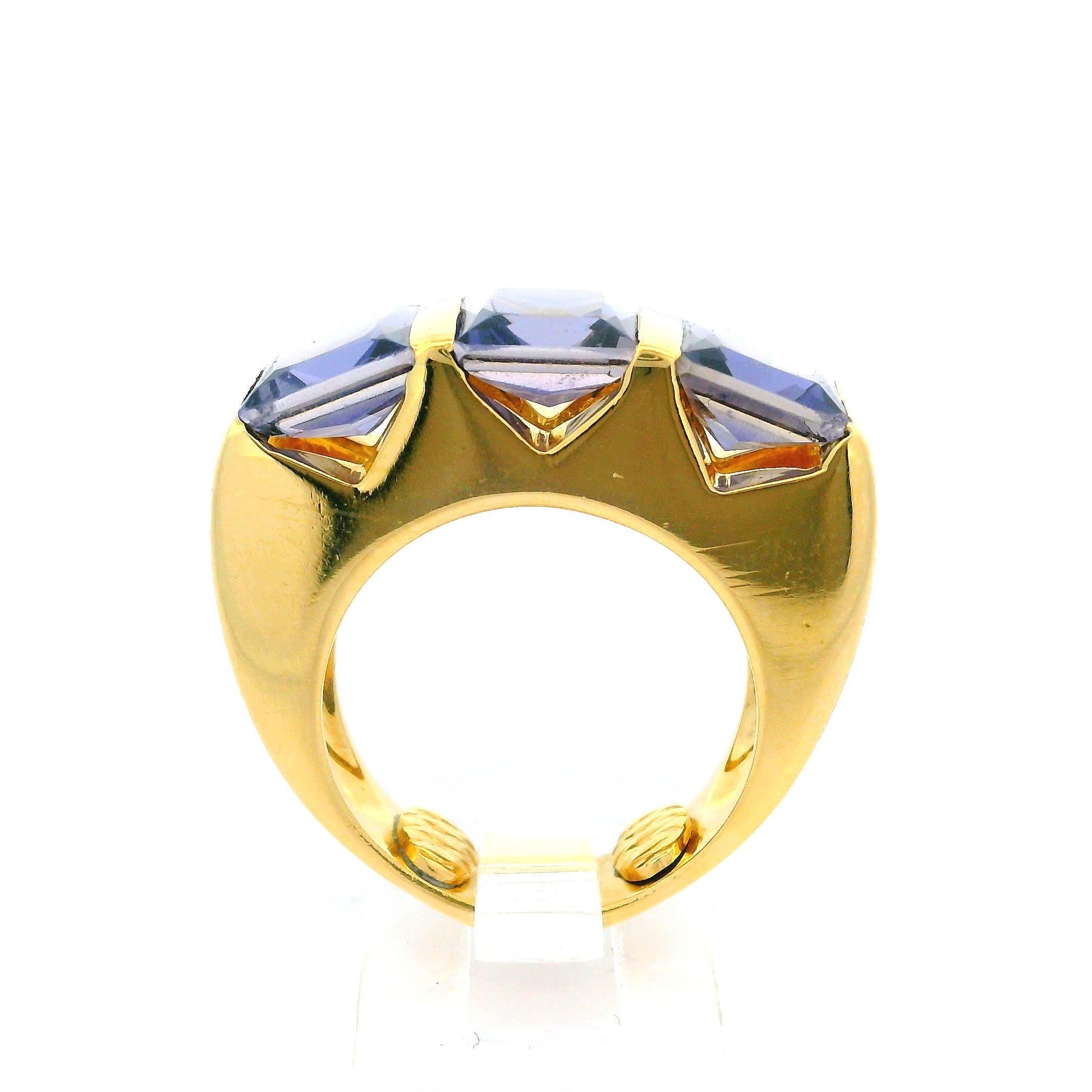 Bague à anneau substantiel en or jaune 18 carats à 3 barres carrées serties d'iolite en vente 1