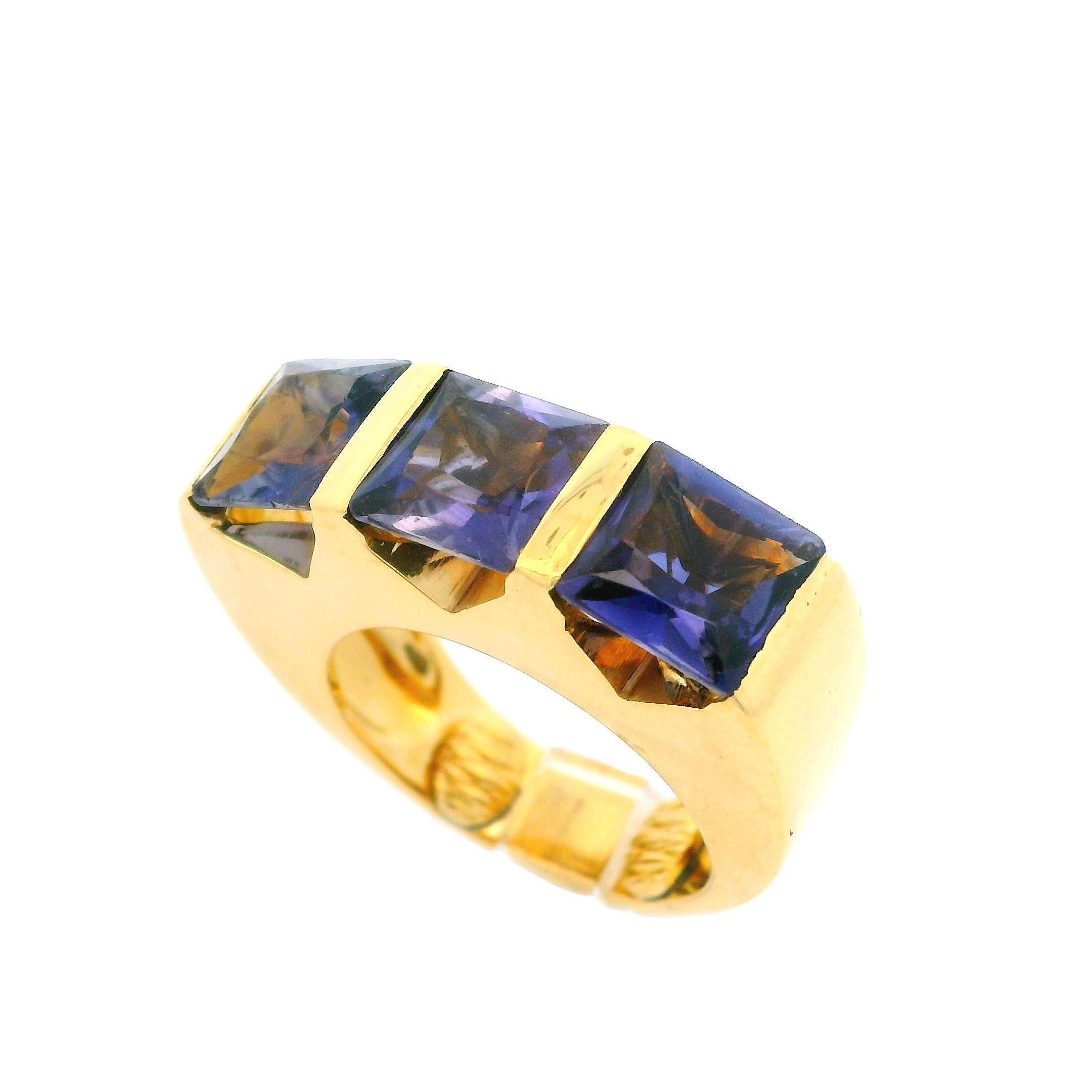 Bague à anneau substantiel en or jaune 18 carats à 3 barres carrées serties d'iolite en vente 2