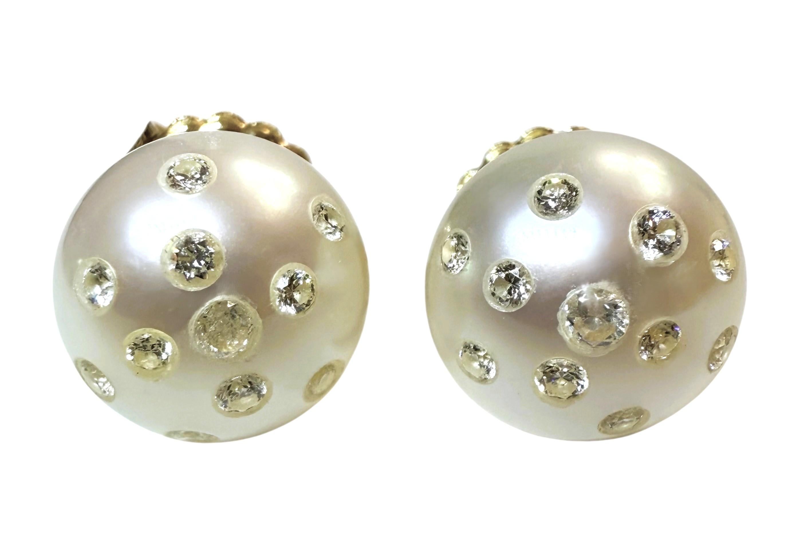 Ces boucles d'oreilles sont tout simplement incroyables !  Je n'ai jamais vu une telle paire auparavant.  Ils sont d'occasion mais comme neufs.  Ils ont été très bien soignés.  Les perles mesurent 11 mm et chacune d'elles est ornée de 11 diamants